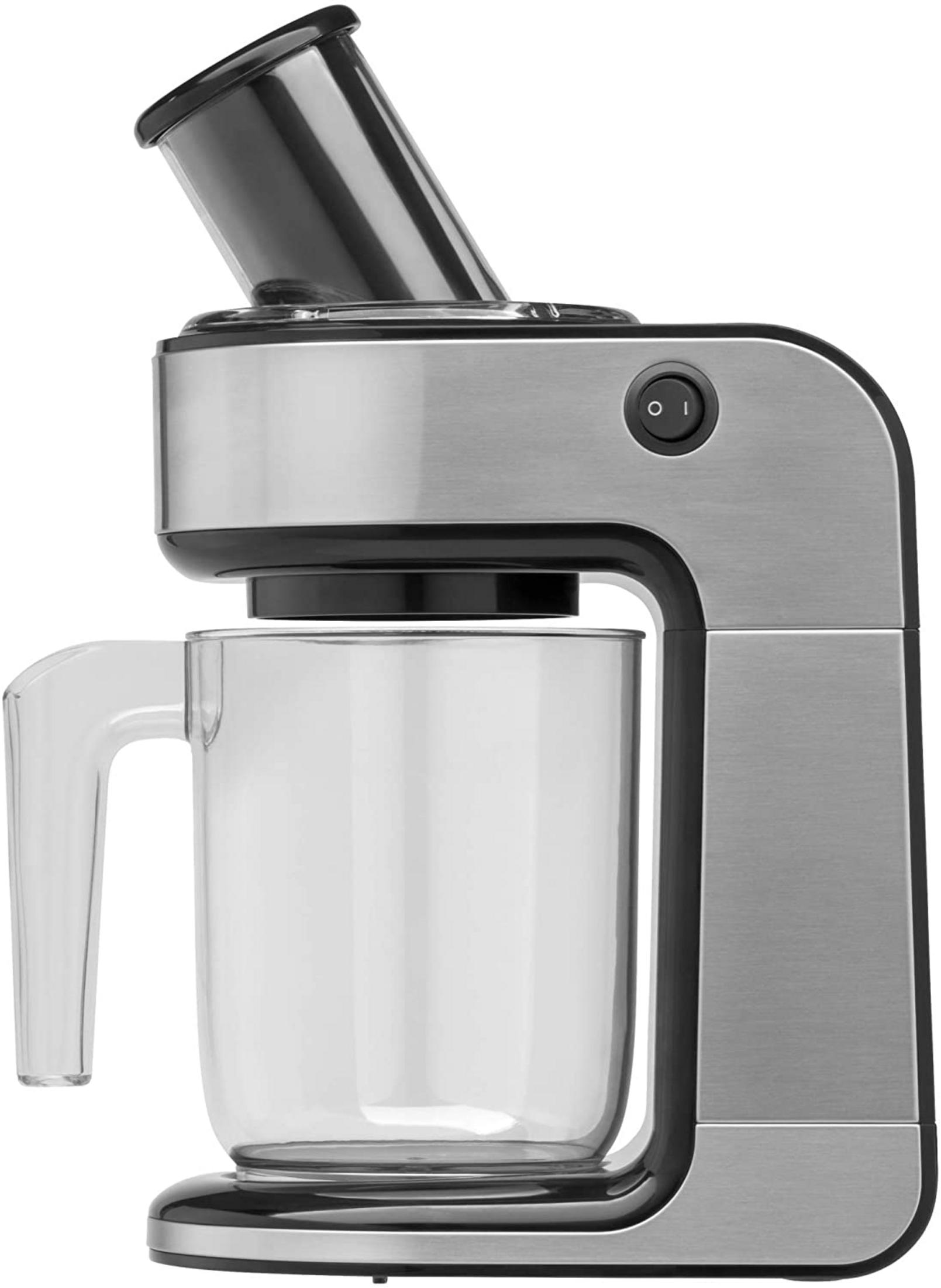Eine silberne Küchenmaschine mit einem transparenten Behälter und einem schrägen Einfüllstutzen.