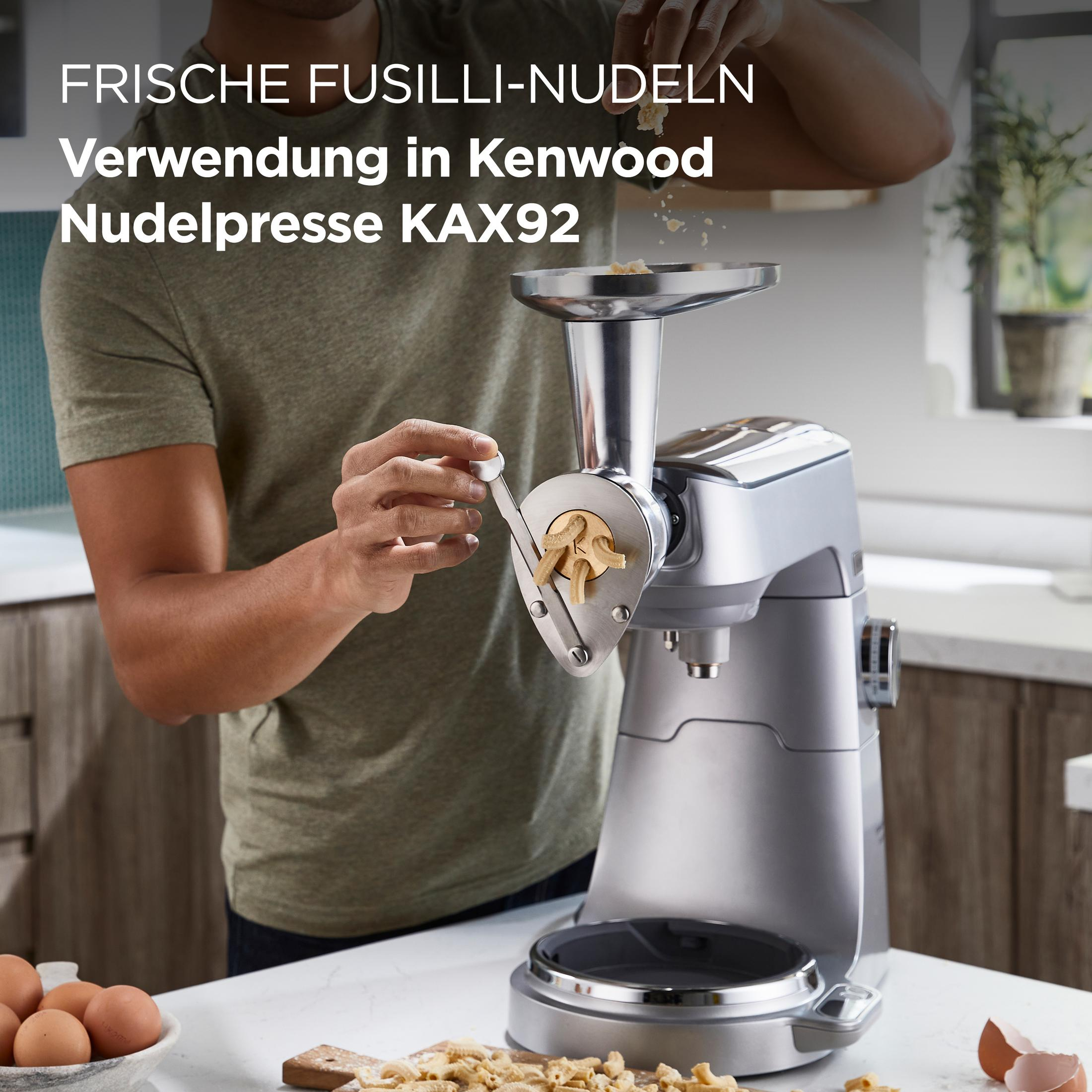 Mann benutzt Kenwood Nudelpresse KAX92, frische Fusilli Nudeln werden geformt.