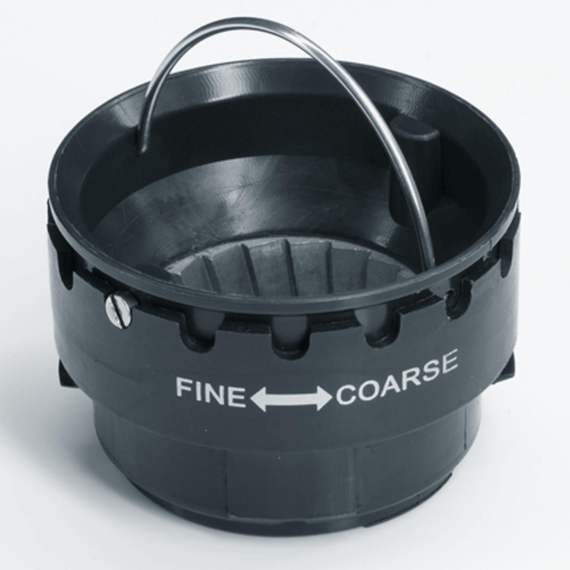 Czarny pojemnik z uchwytem i oznaczeniami drobno/grubo.