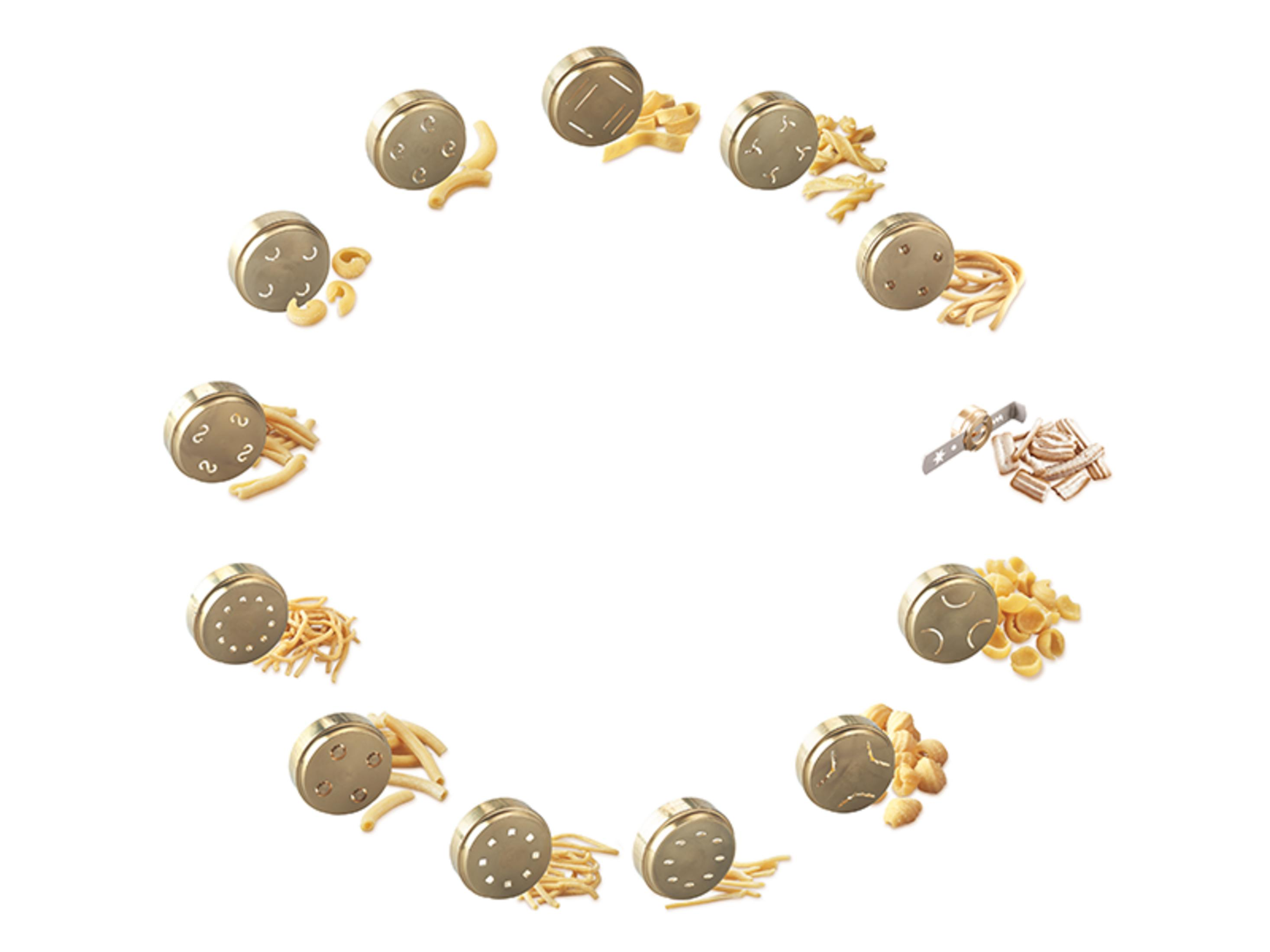 Accessoires dorés pour pâtes avec différentes formes de pâtes disposées en cercle.