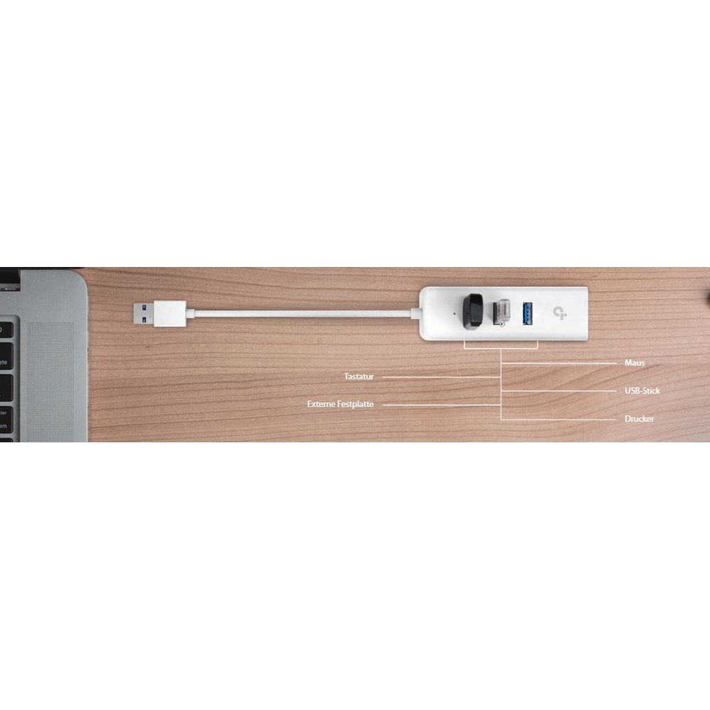 Laptop łączy się z urządzeniami zewnętrznymi przez biały hub USB.