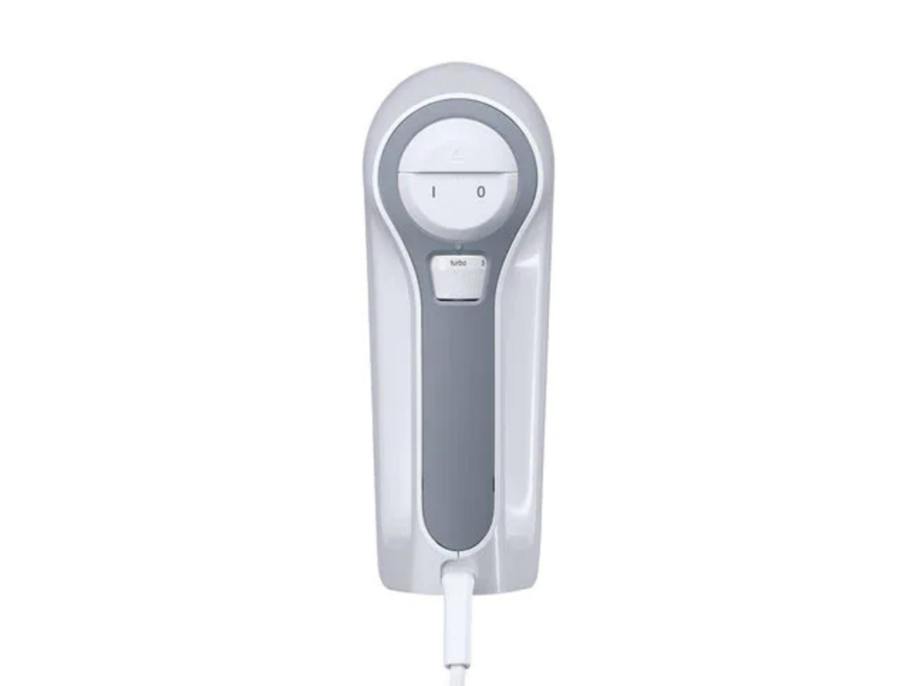 Biały mikser ręczny z szarymi akcentami i przyciskami, na białym tle.