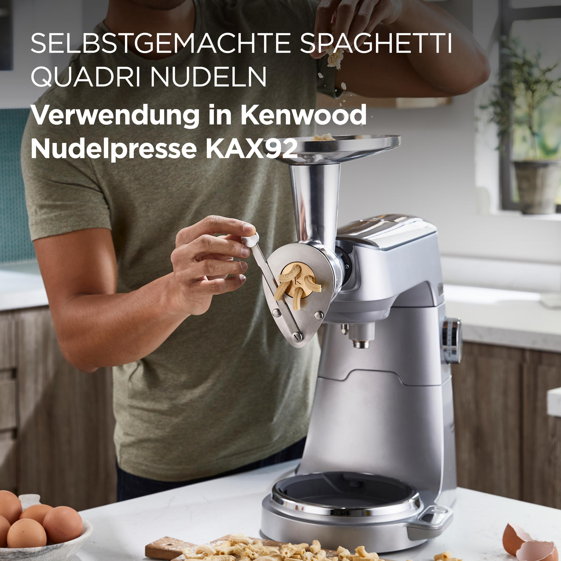 Mann macht Nudeln mit Kenwood Küchenmaschine und Nudelaufsatz.
