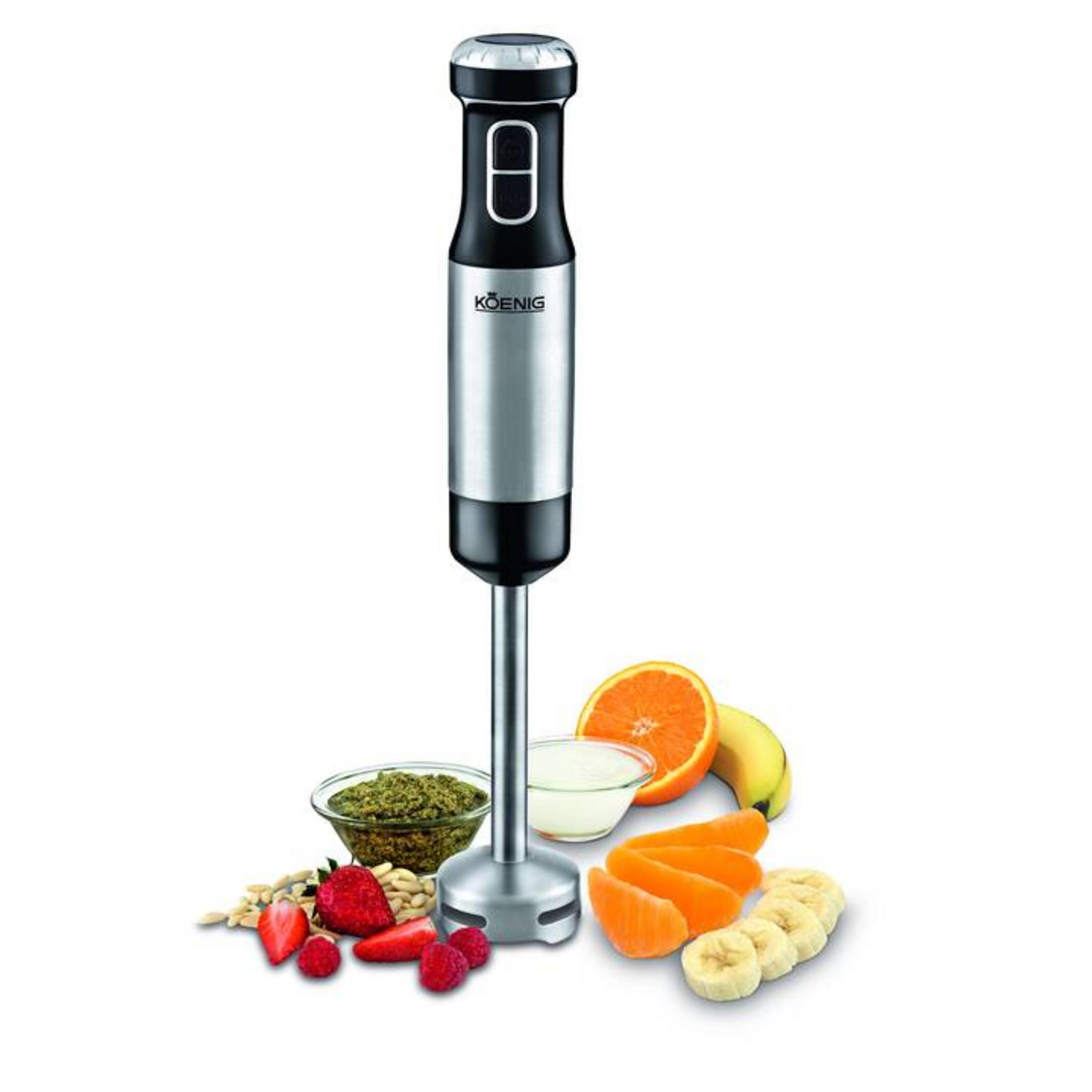 Ein Stabmixer mit Obst wie Beeren, Orange, Banane und Karotten.