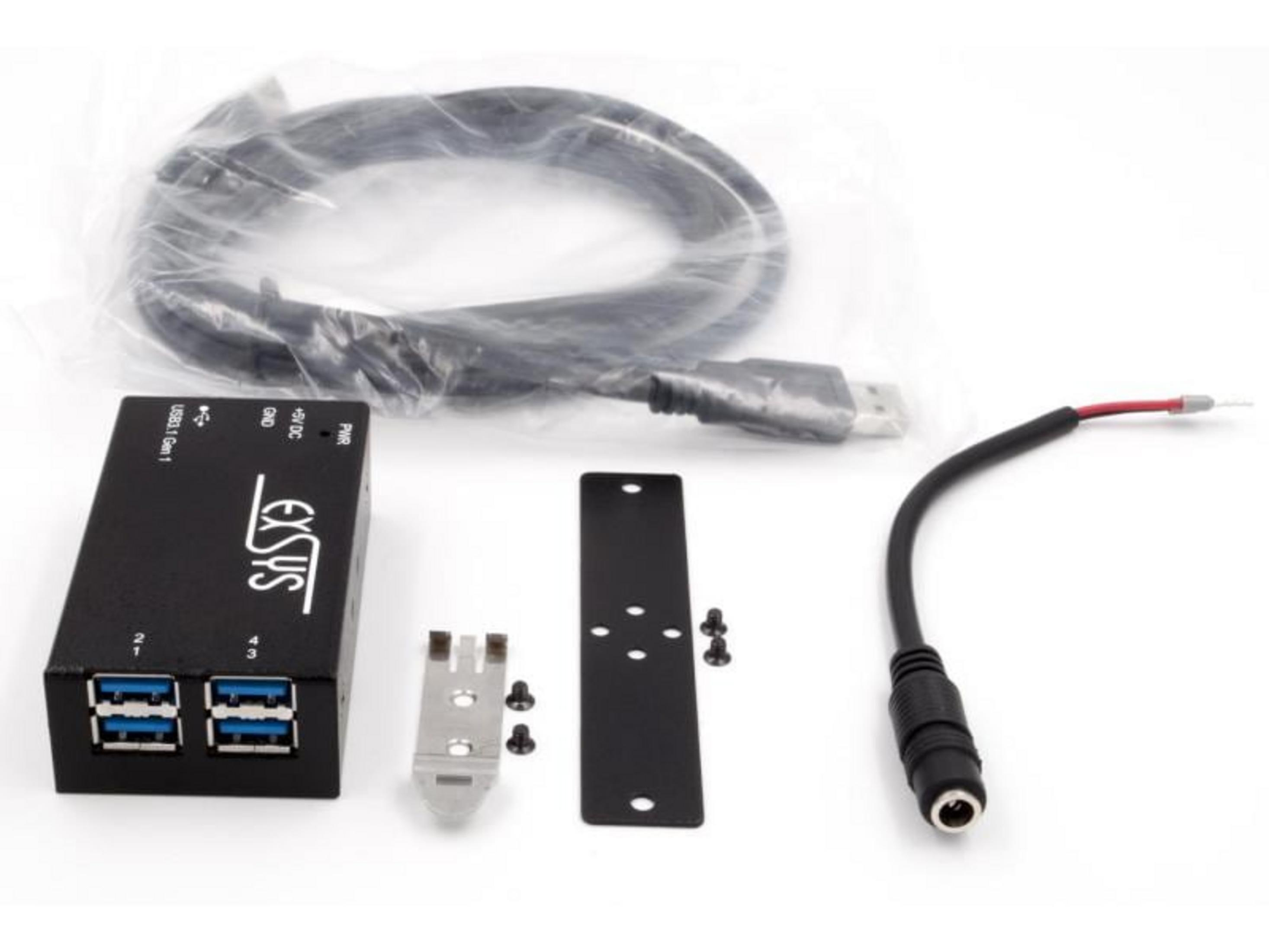Hub USB 3.0 nero a 4 porte e accessori su sfondo bianco.