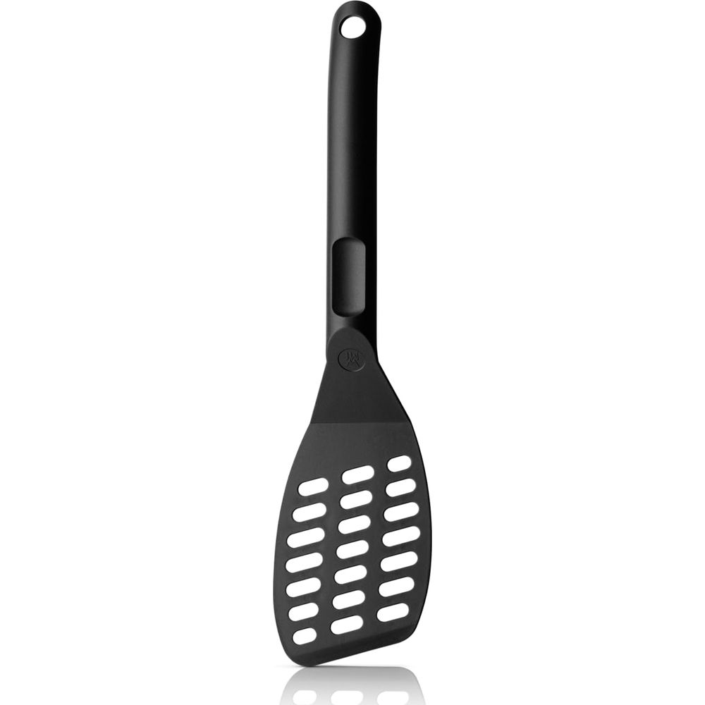 Czarna łopatka z długim uchwytem i naciętą główką pokazana na białym tle.