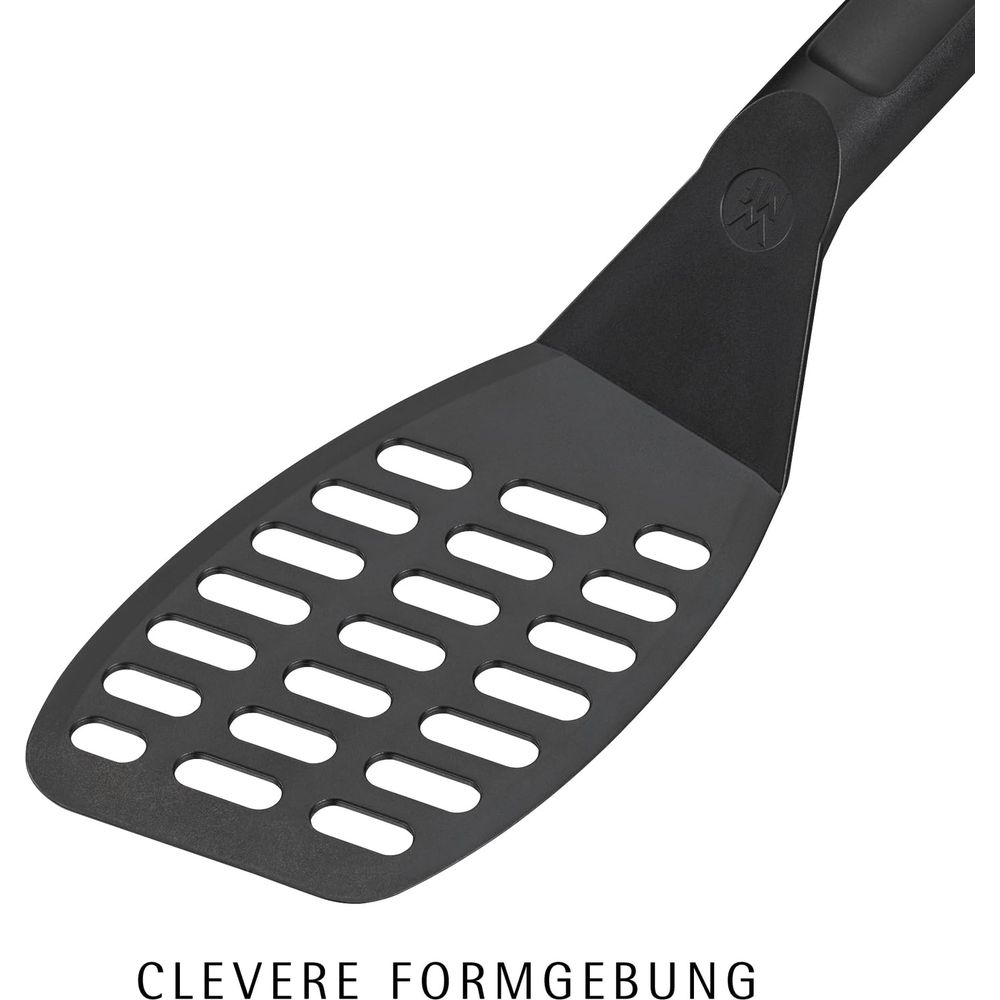 Czarna łopatka kuchenna z owalnymi szczelinami i logo na rączce.