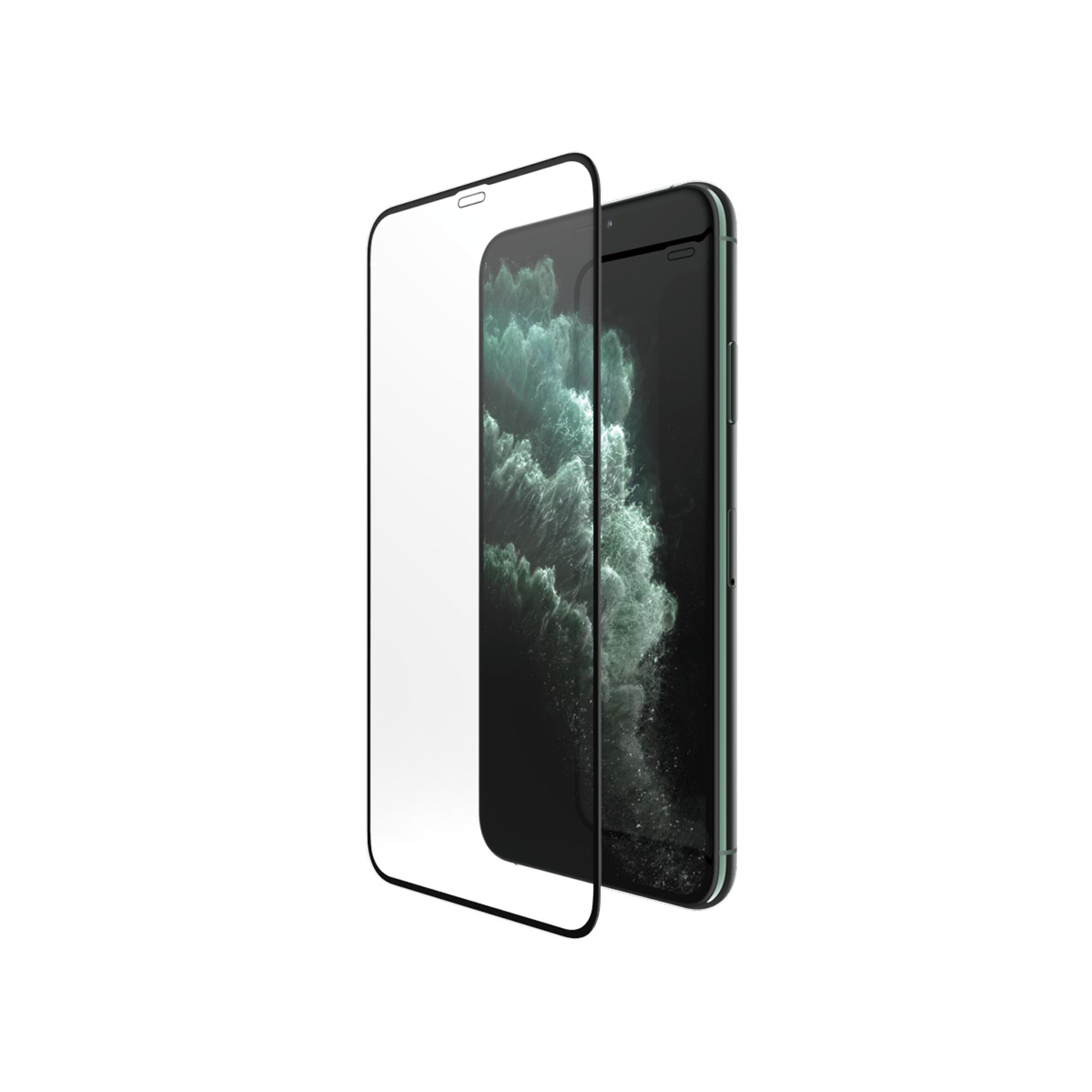 Een screenprotector en een smartphone met groene achtergrond.