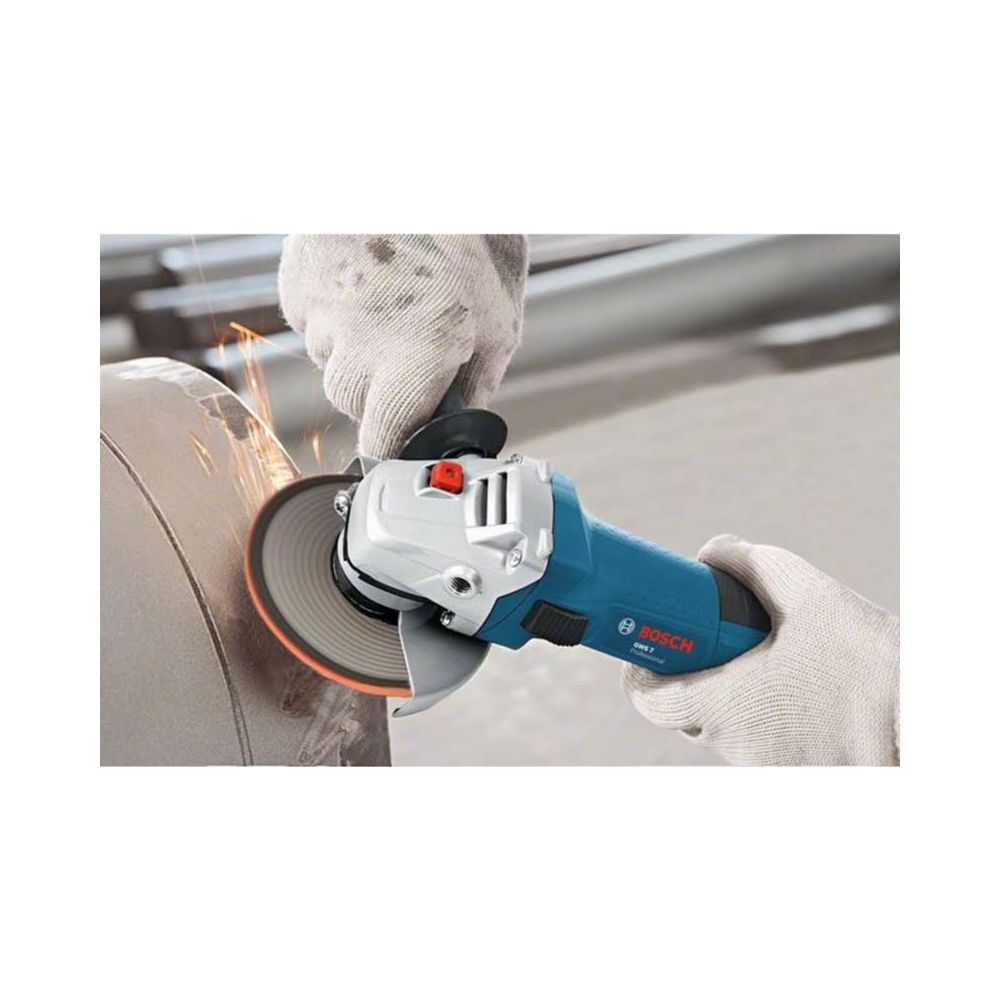 Ręce w rękawicach używają szlifierki kątowej do metalu, lecą iskry.