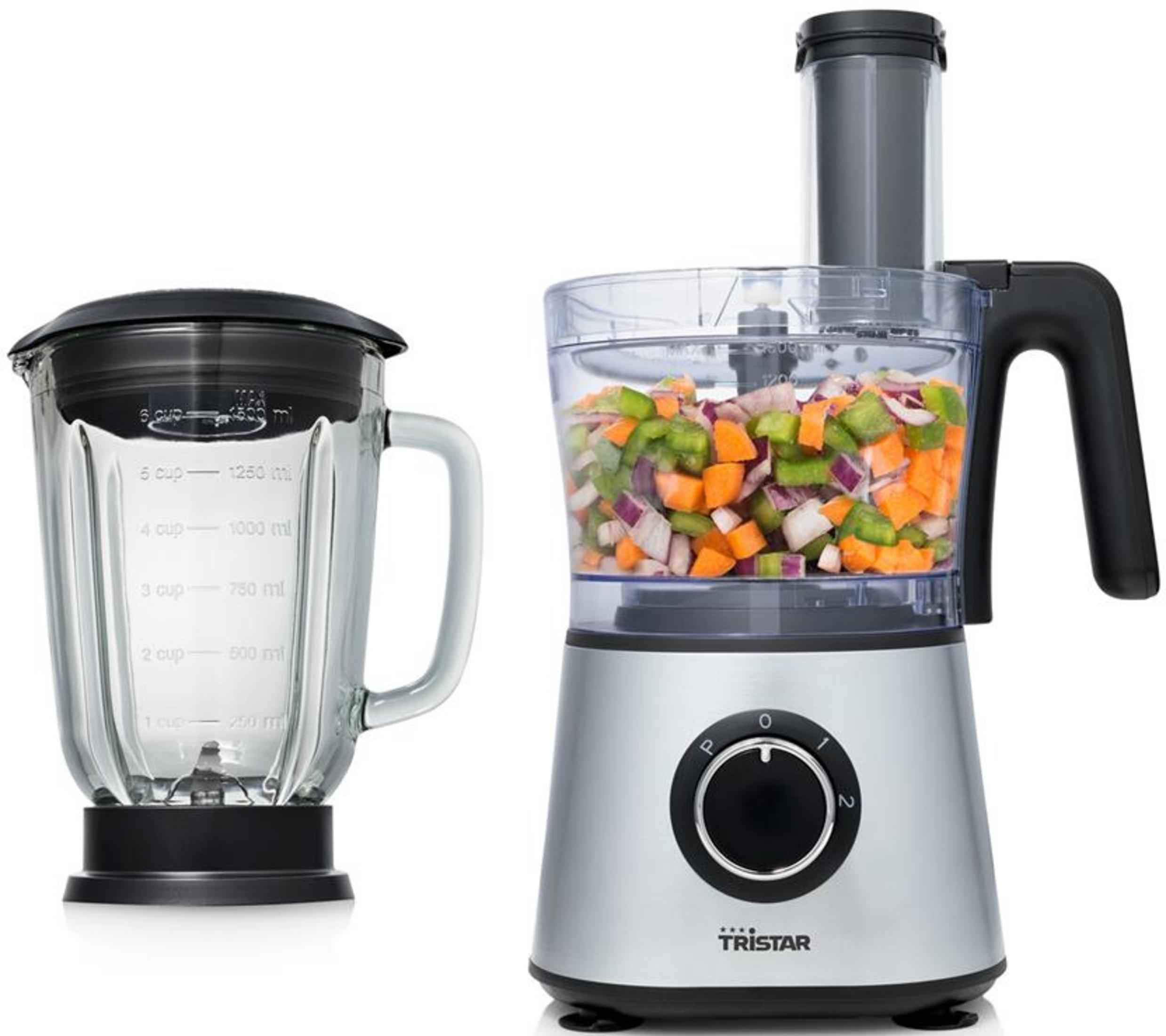 Un frullatore e un robot da cucina con verdure tritate una accanto all'altra.