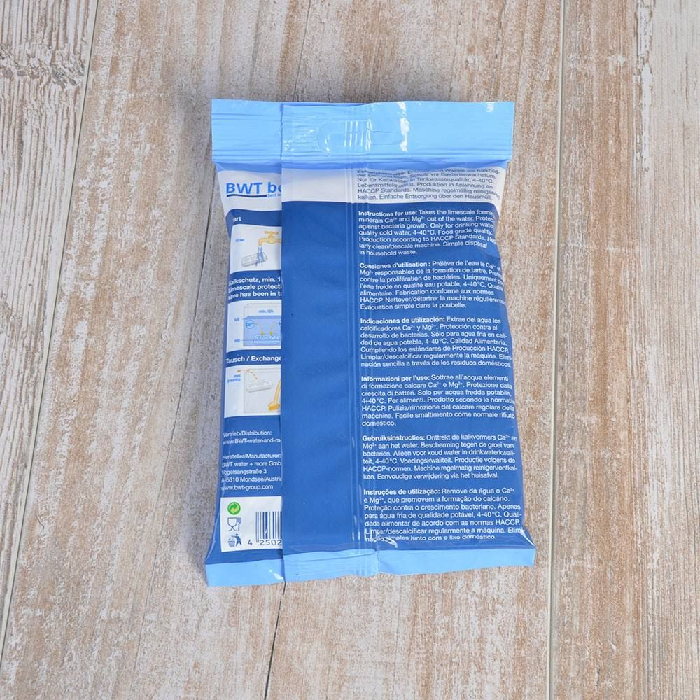 Verpackung eines Wasserfilters mit Anweisungen in mehreren Sprachen.