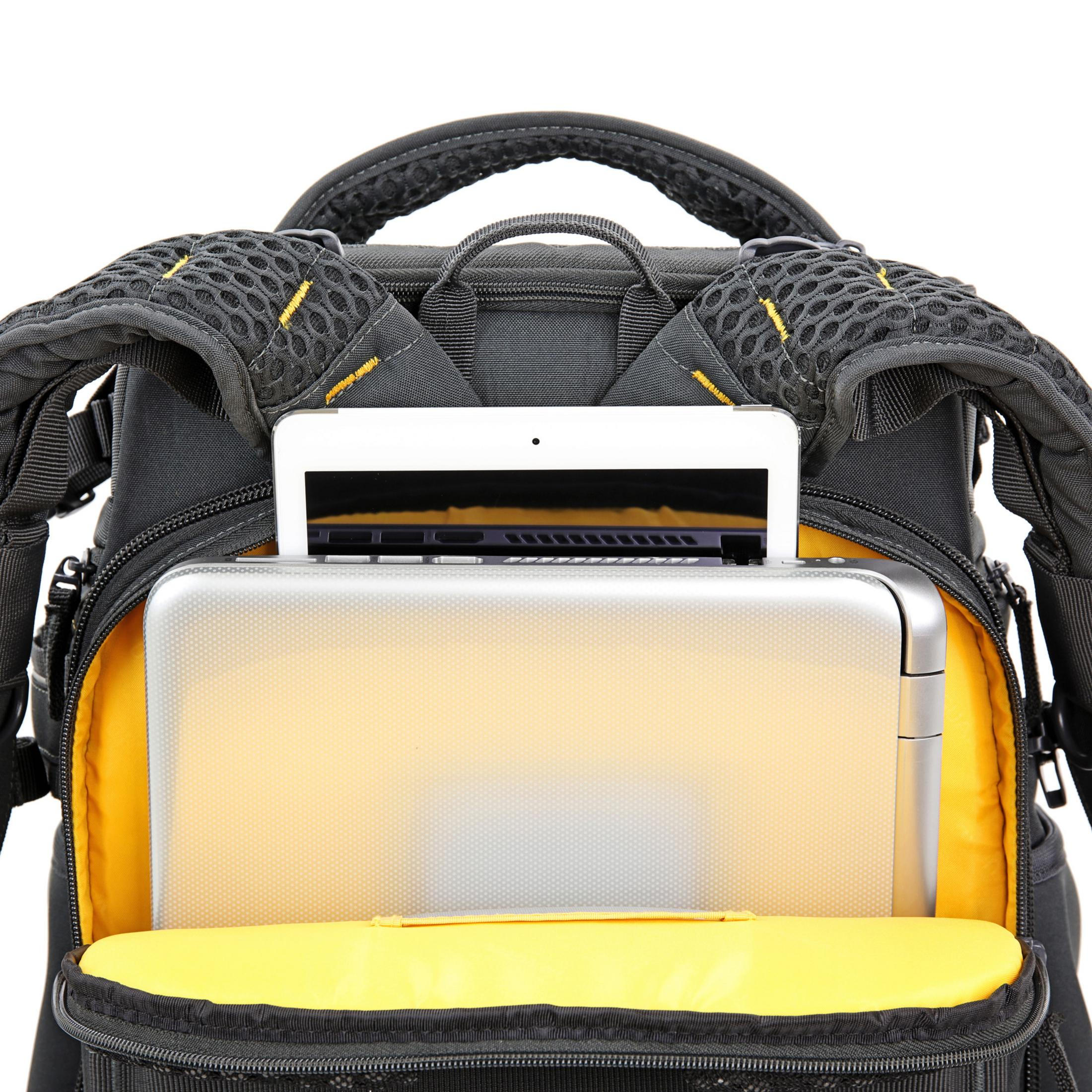 Ein grauer Rucksack mit Laptop und Tablet im Inneren.