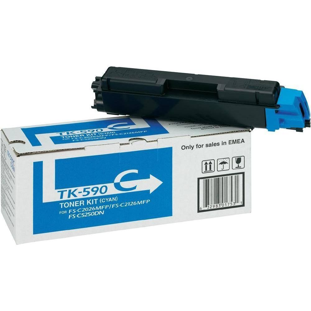 Una scatola di kit toner Kyocera TK-590 ciano con cartuccia toner.