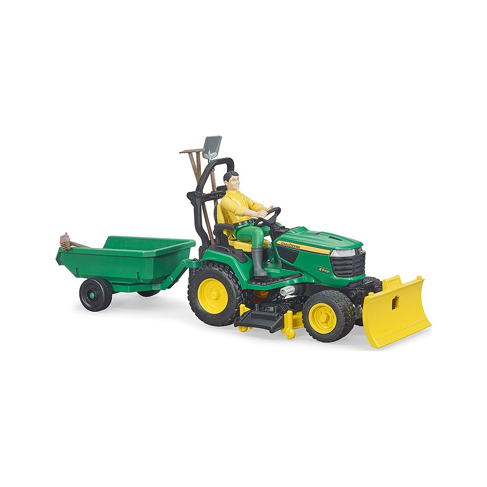 Trattore John Deere verde con lama anteriore gialla e rimorchio.