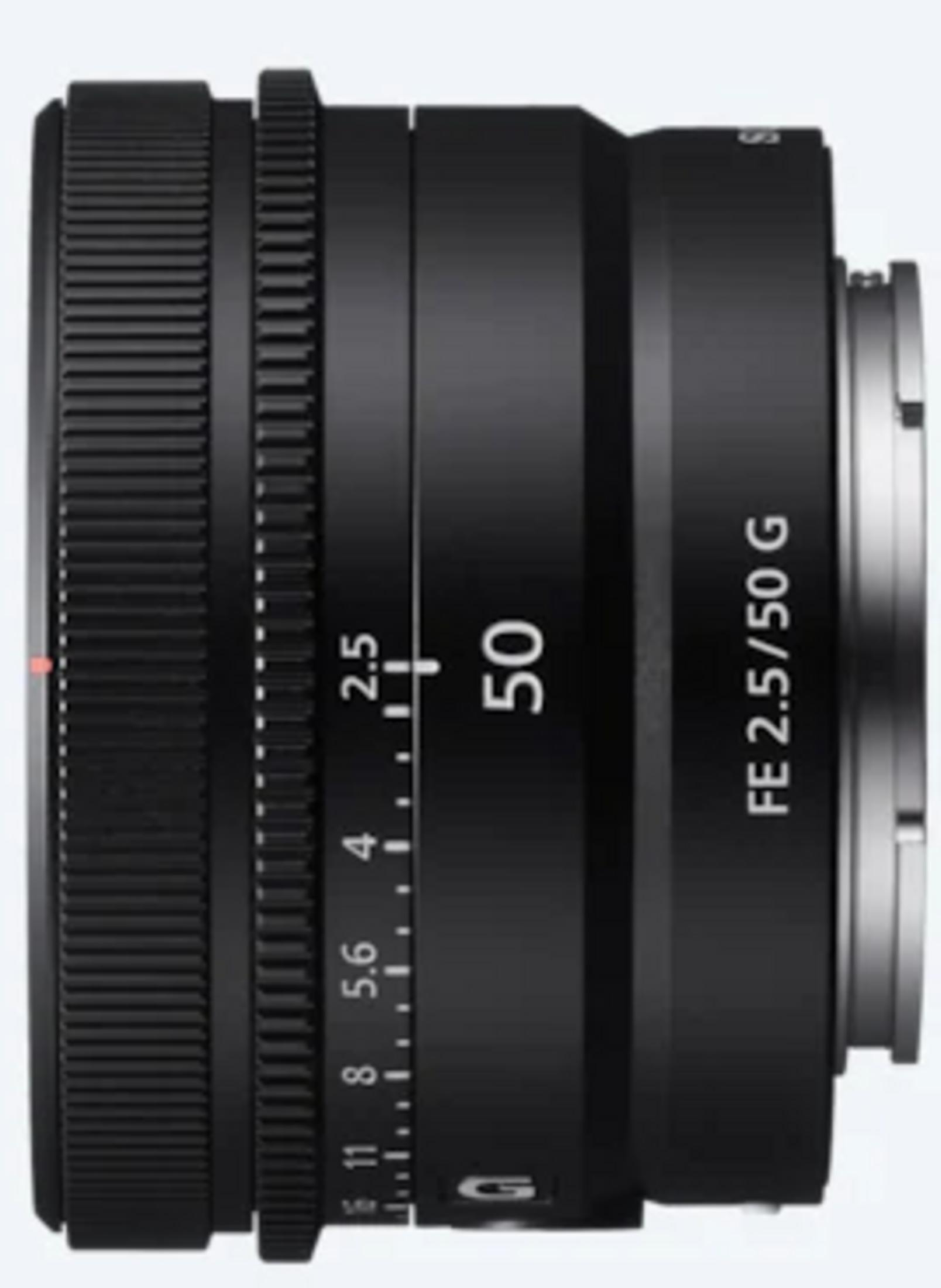 Schwarzobjektiv mit Fokus- und Blendenring, "50" und "FE 2.5/50 G" beschriftet.