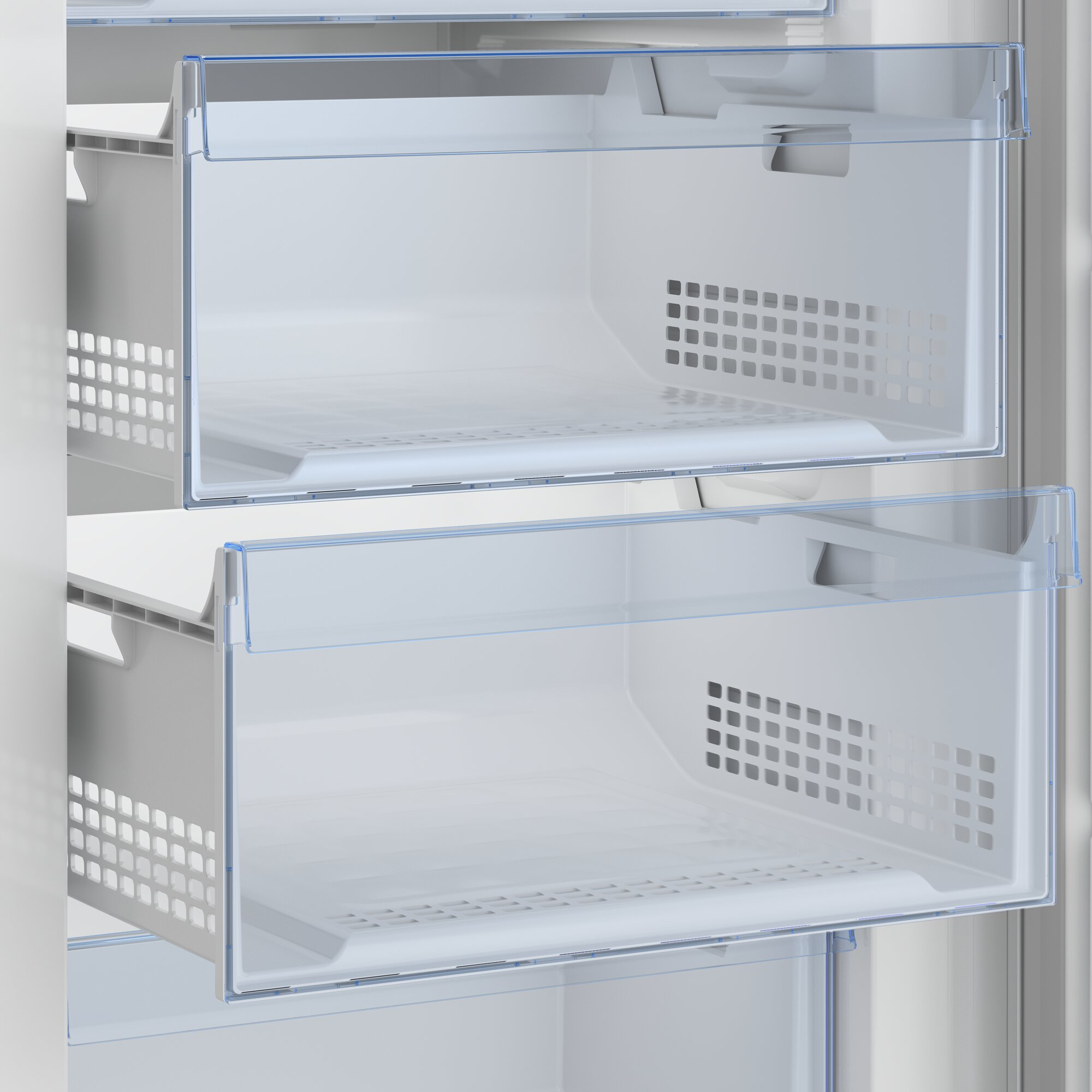Twee lege, doorzichtige koelkastlades met ventilatiespleten.