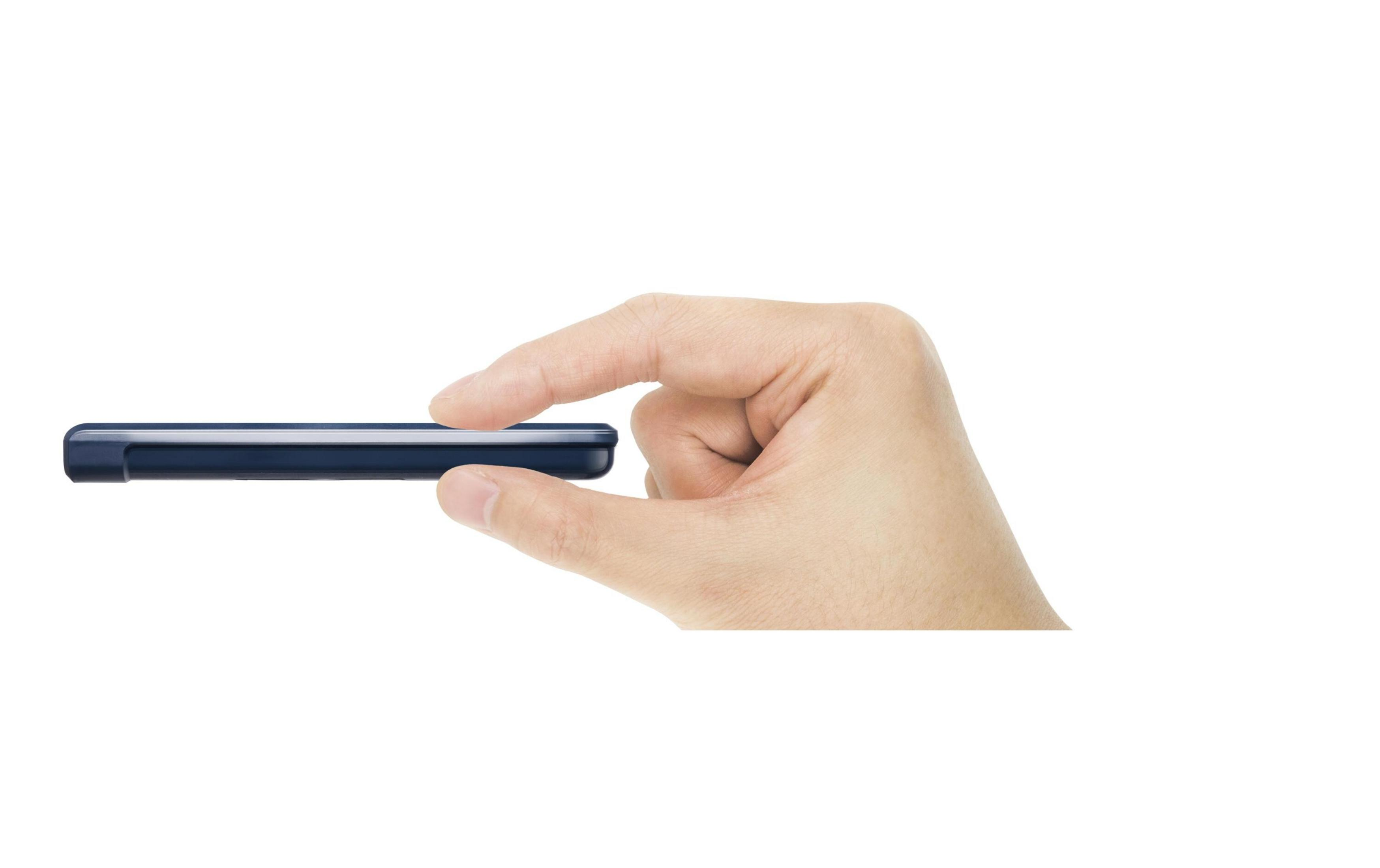 Dłoń trzyma wąski, ciemny przedmiot między kciukiem a palcem wskazującym.