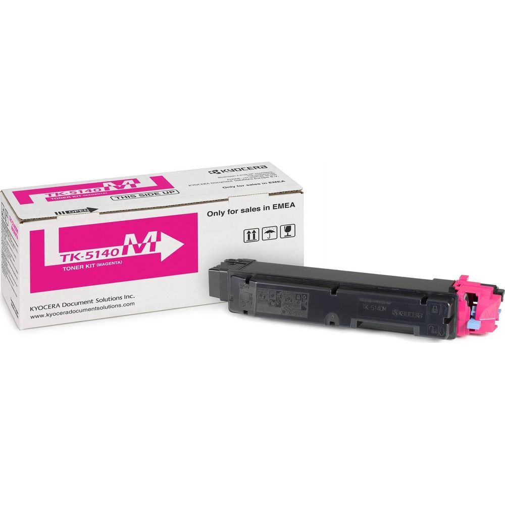 Toner Kyocera magenta obok pudełka.