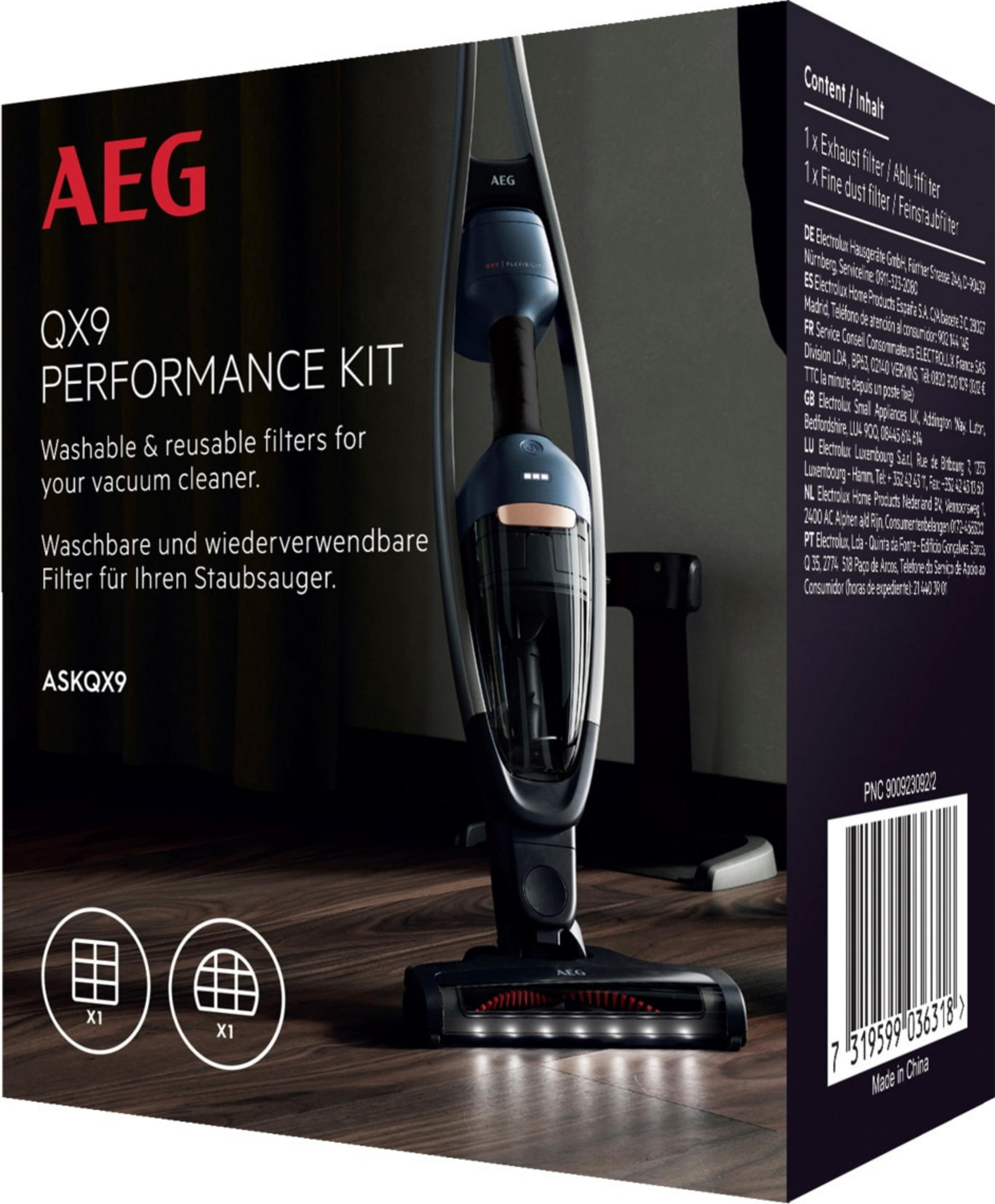 Un kit de performance AEG QX9 avec aspirateur et filtres sur un plancher en bois.