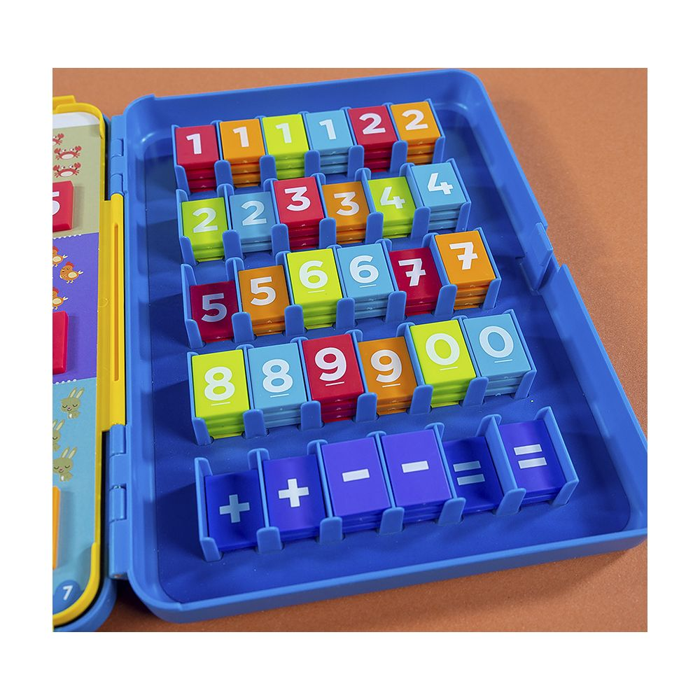 Bunte Zahlenbausteine 0-9 und Rechenzeichen in einer blauen Box.