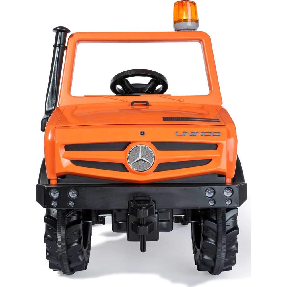 Ein orangefarbener Spielzeug-Unimog mit einem Lenkrad, einem Warnlicht und groben Reifen.