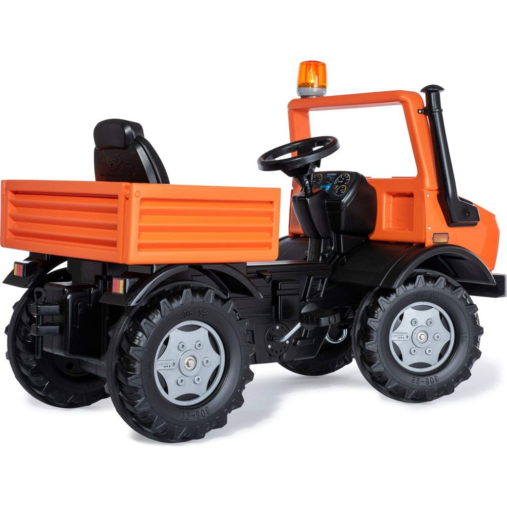 Ein orangefarner Spielzeugtraktor mit Anhänger und Warnleuchte auf weißem Hintergrund.