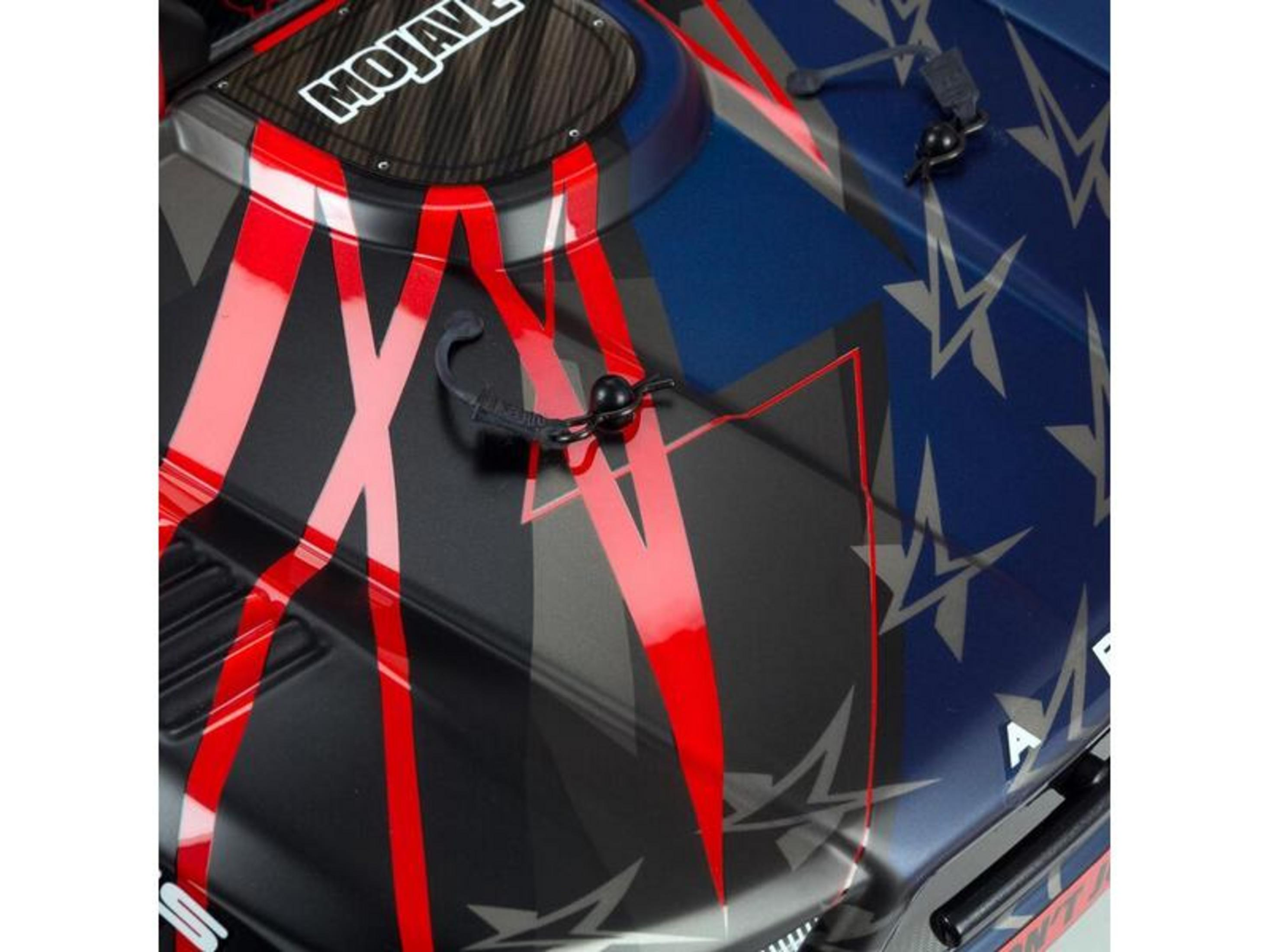 Gros plan de la carrosserie d'une voiture RC avec motif d'étoiles noir, rouge et bleu.