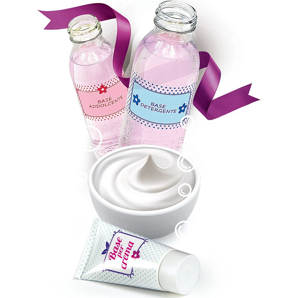 Zwei rosa Flüssigkeiten in Flaschen, ein weißer Cremetopf und eine Tube auf weißem Grund.