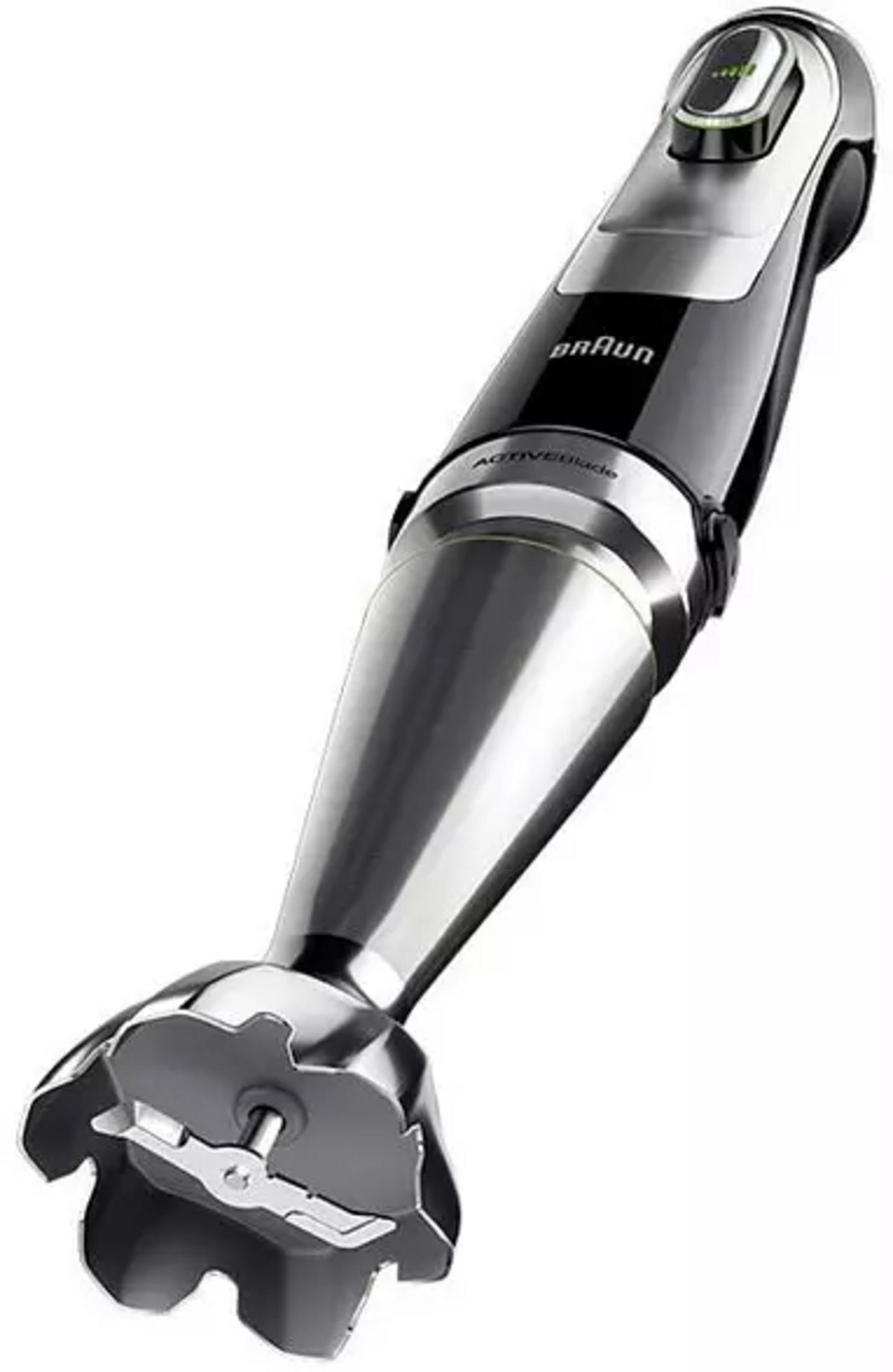 Een zilveren en zwarte Braun staafmixer met messen.