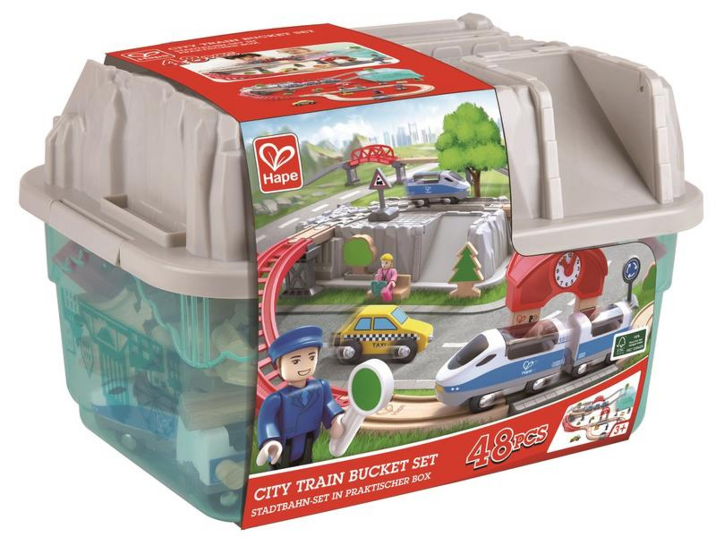 Zestaw kolejowy Hape w wiaderku, 48 elementów, pociągi, samochody, tory.