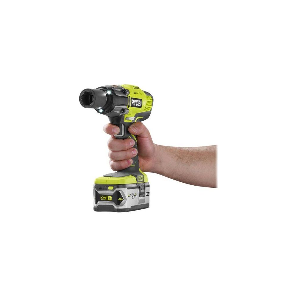 Eine Hand hält einen gelben und schwarzen Ryobi Schlagschrauber mit Batterie.