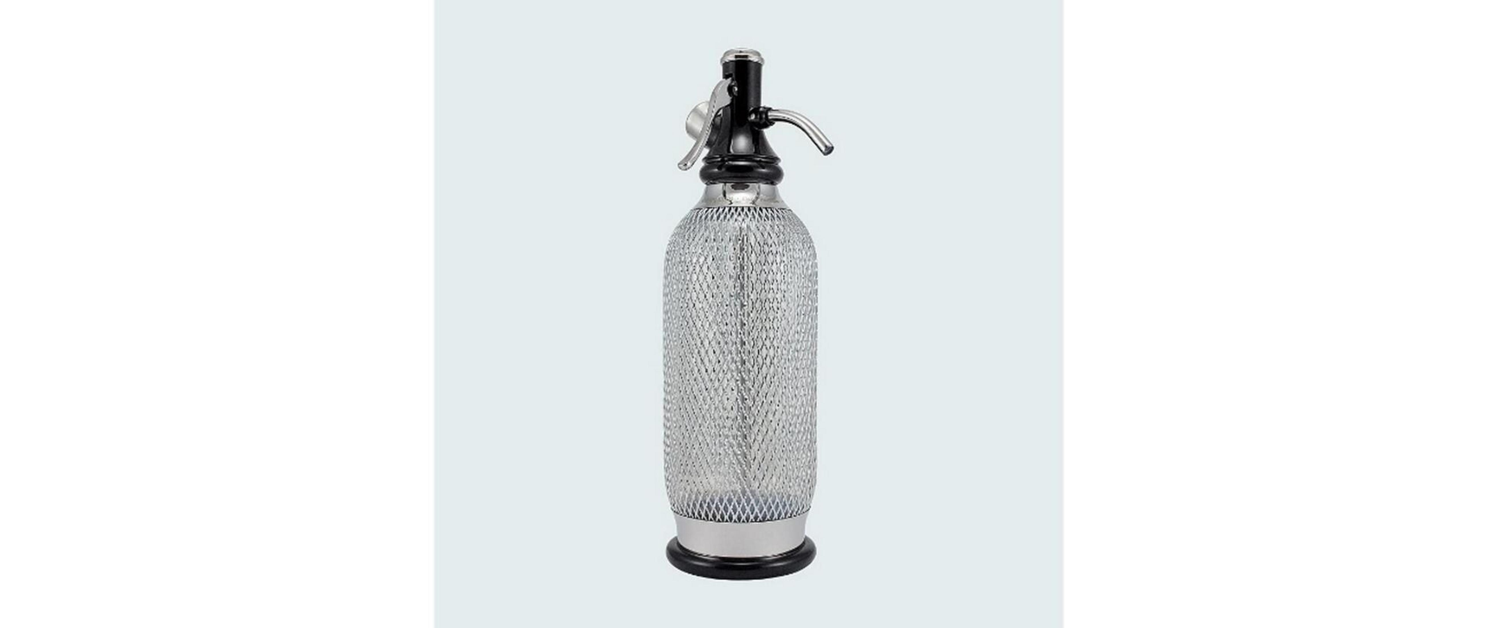 Eine Glasflasche mit silbernem Netz und schwarzem Griff.