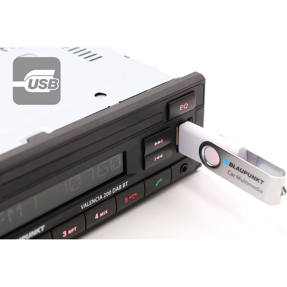 Ein USB-Stick wird in ein Autoradio von Blaupunkt gesteckt.