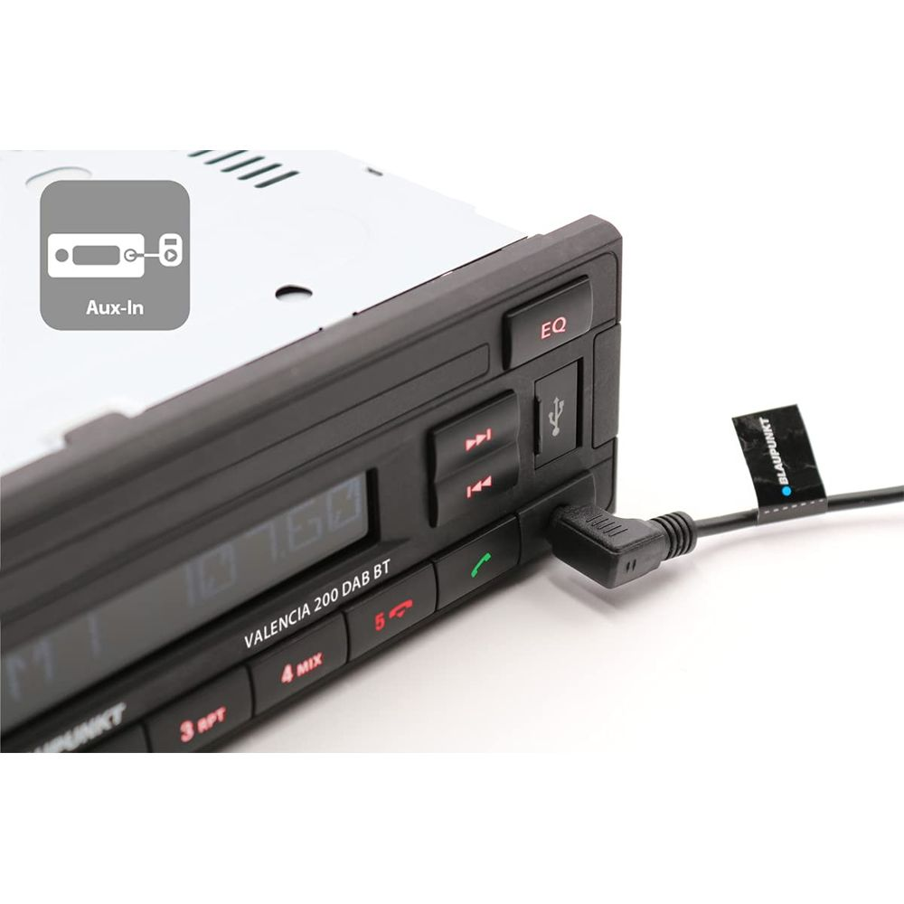 Ein USB-Kabel ist in ein Autoradio mit Aux-In-Symbol eingesteckt.