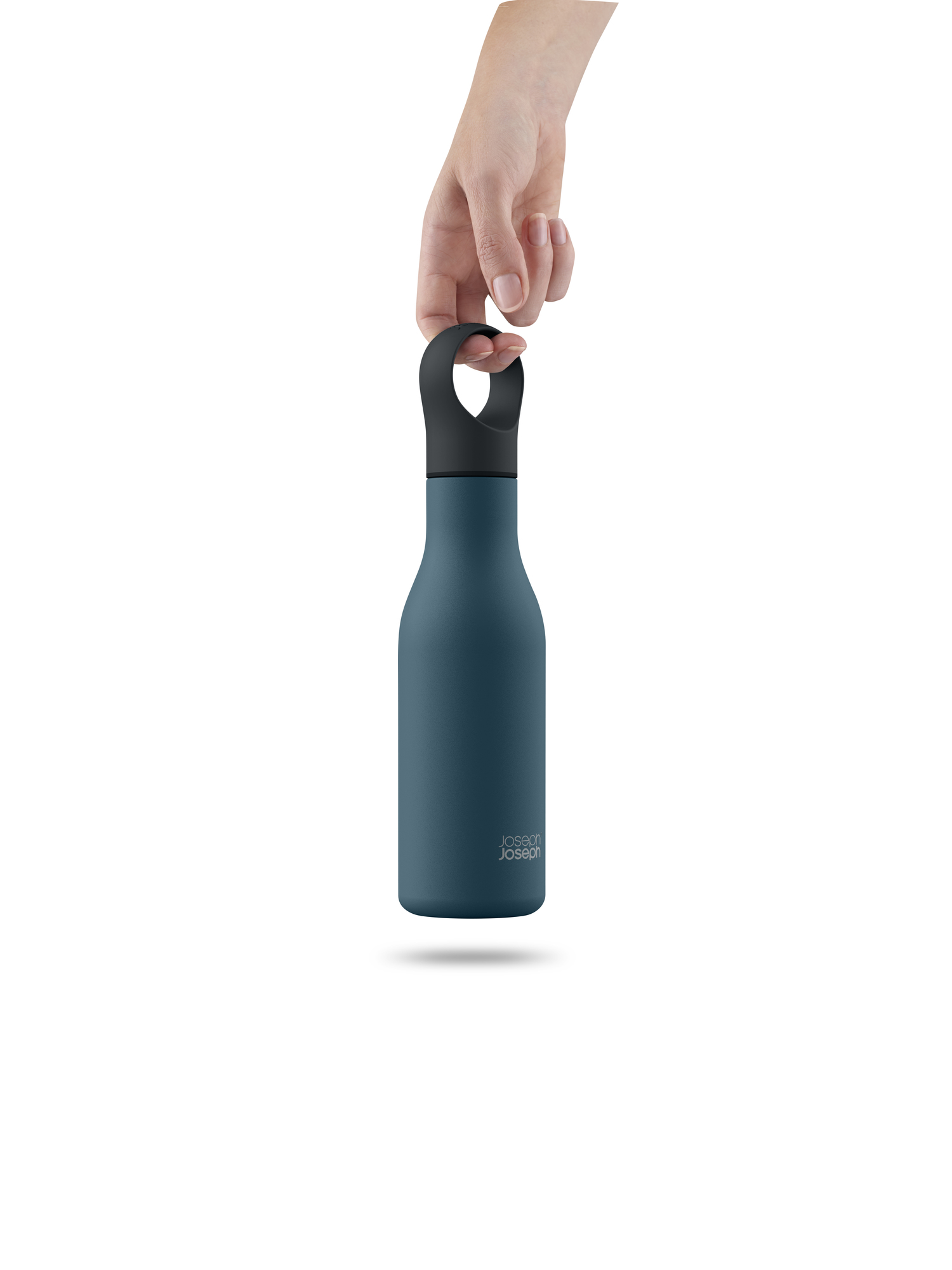 Eine Hand hält eine blaue Joseph Joseph Wasserflasche mit schwarzem Deckel.