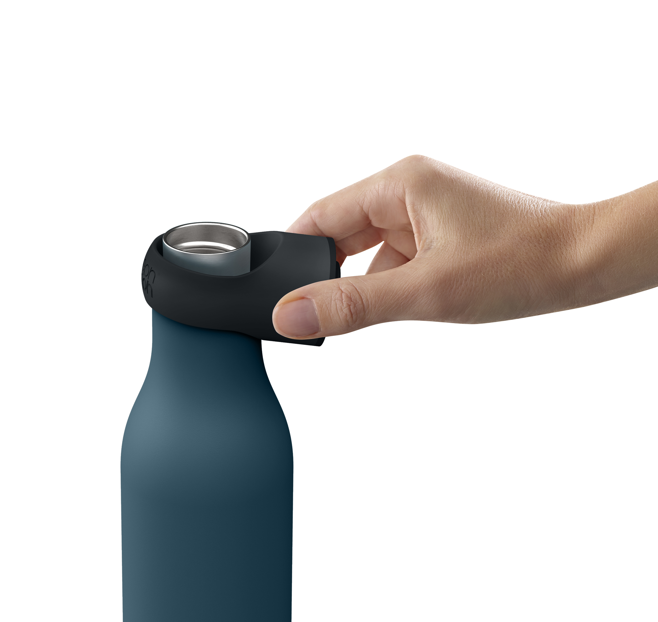 Eine Hand dreht einen schwarzen Verschluss auf einer blauen Flasche.