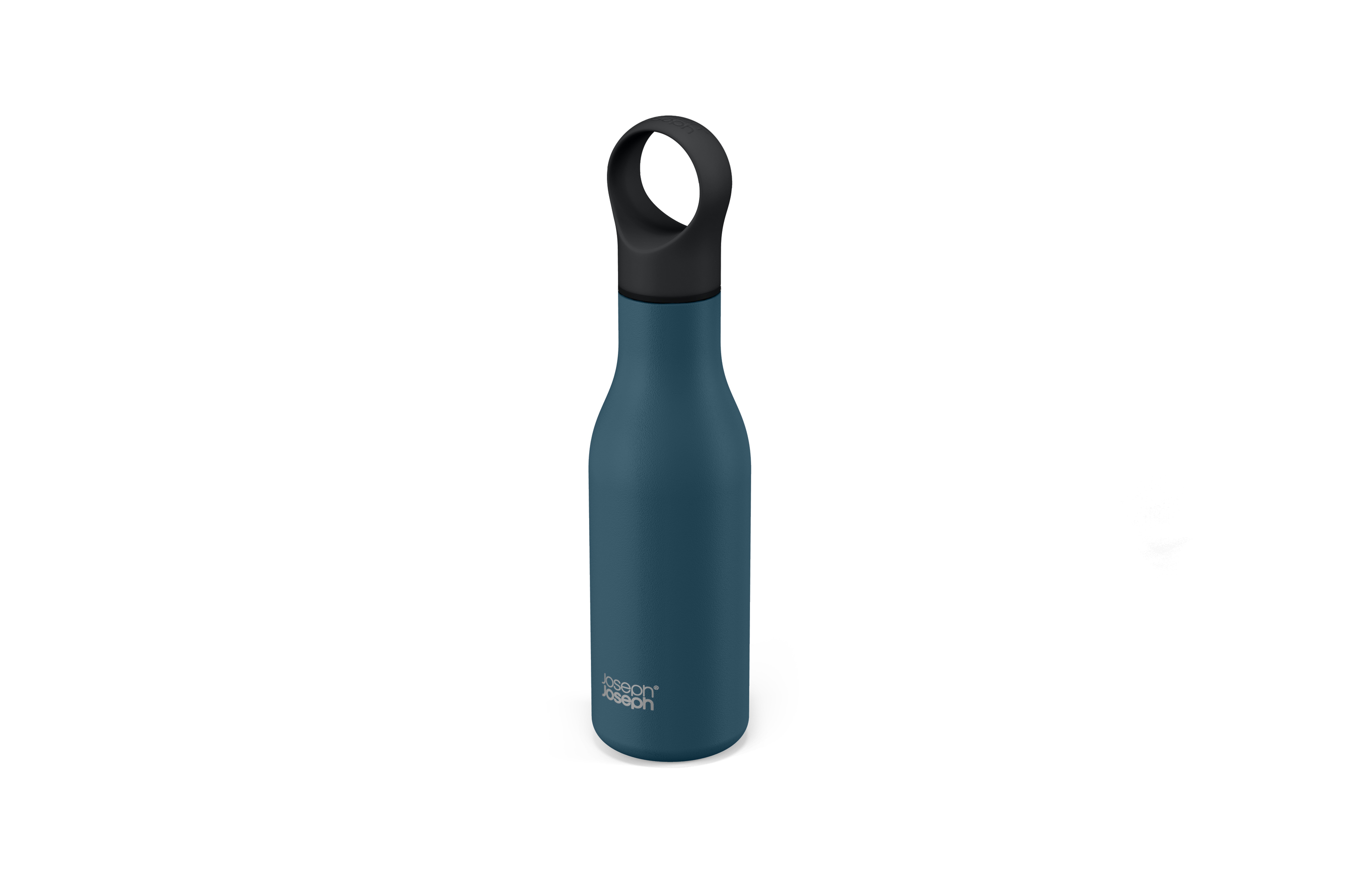 Eine dunkelblaue Wasserflasche mit schwarzem Griff und Logo, isoliert auf weißem Hintergrund.
