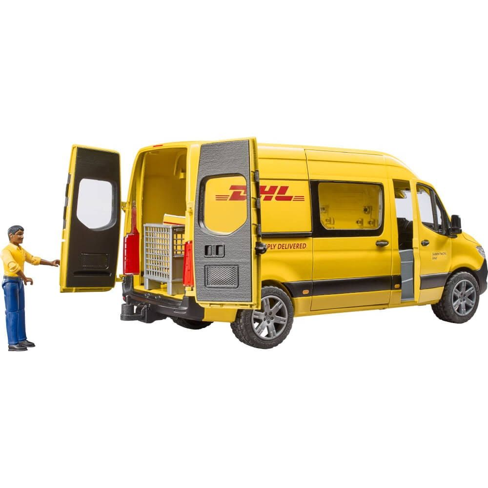 Mężczyzna w żółtej koszuli stoi obok żółtej furgonetki DHL z otwartymi drzwiami.