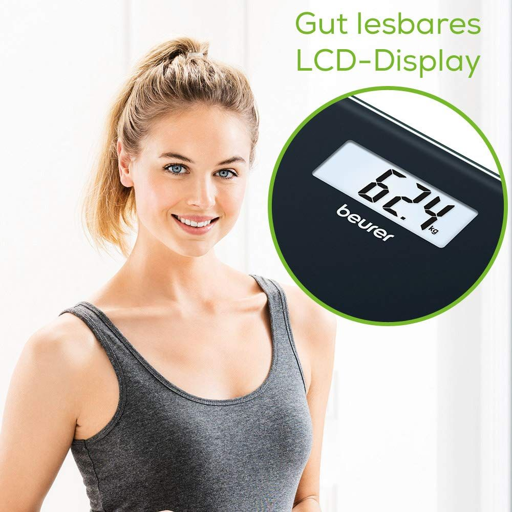 Mujer sonríe; báscula muestra 62.4 kg. Pantalla LCD fácil de leer.