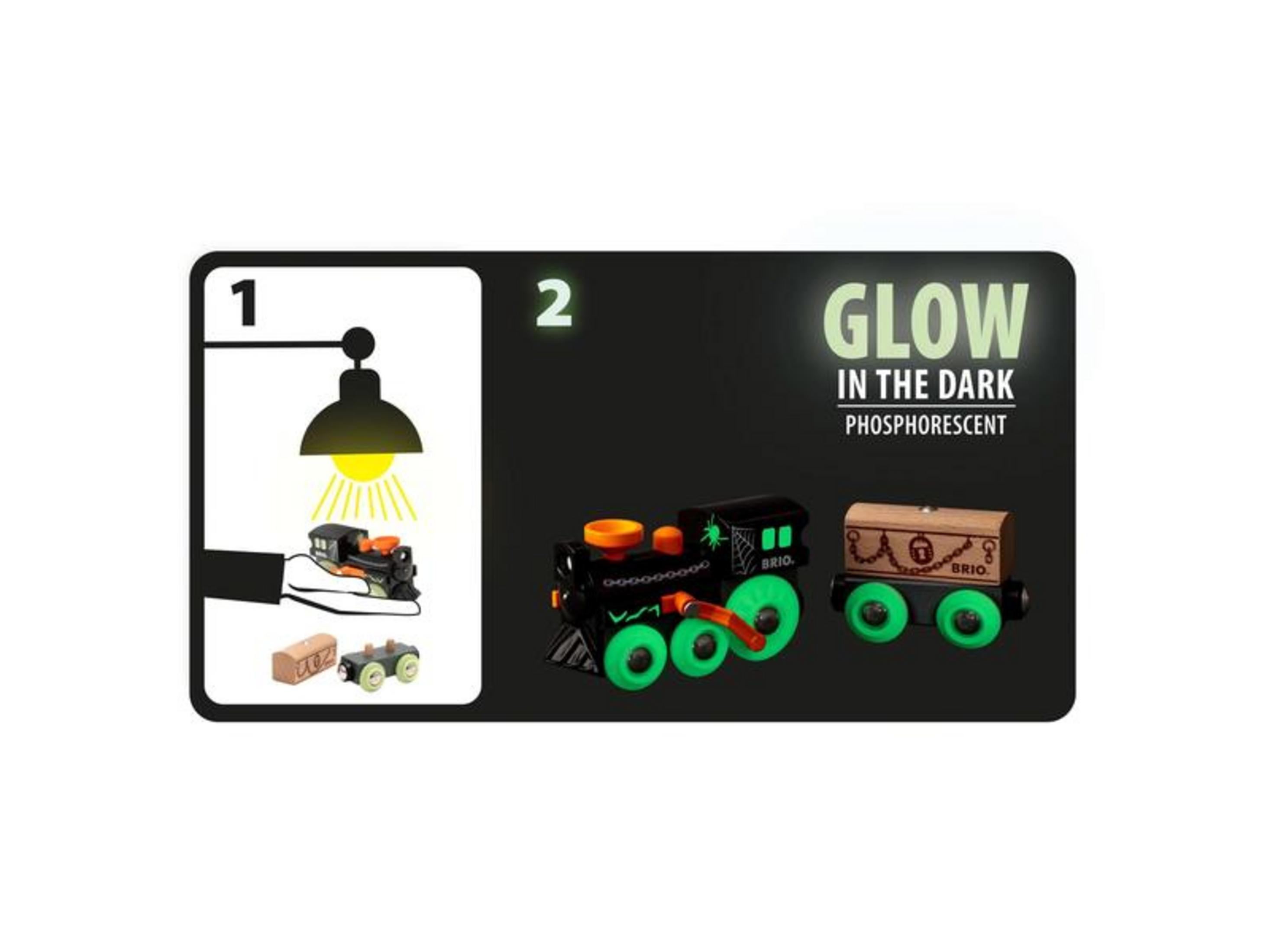 Czarny pociąg zabawka z zielonymi kołami i drewnianym wagonem.