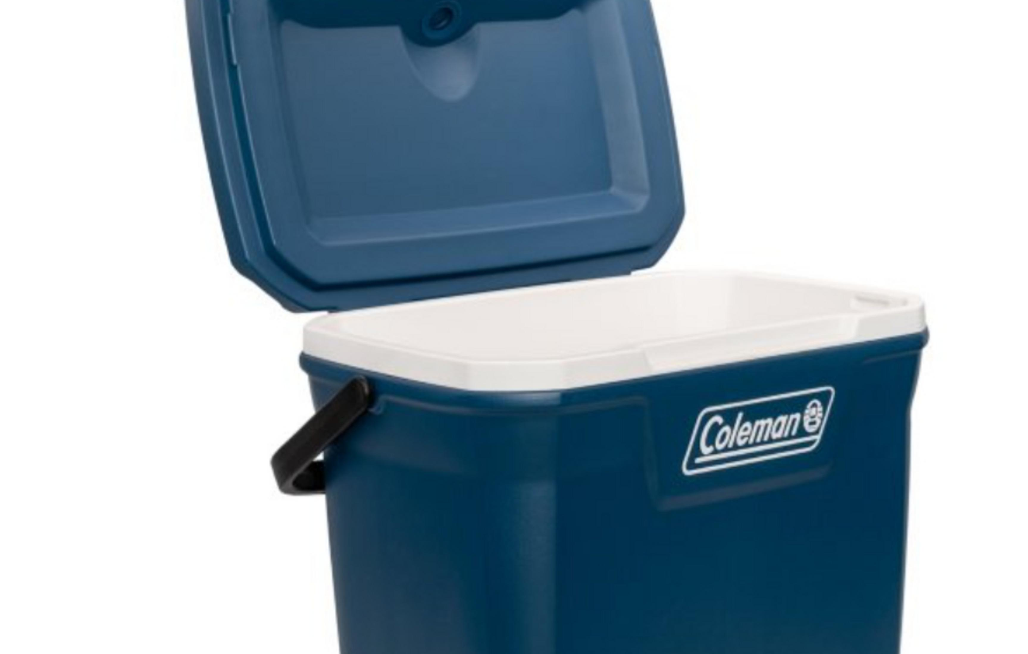 Eine dunkelblaue Kühlbox mit weißem Deckel und Henkel.