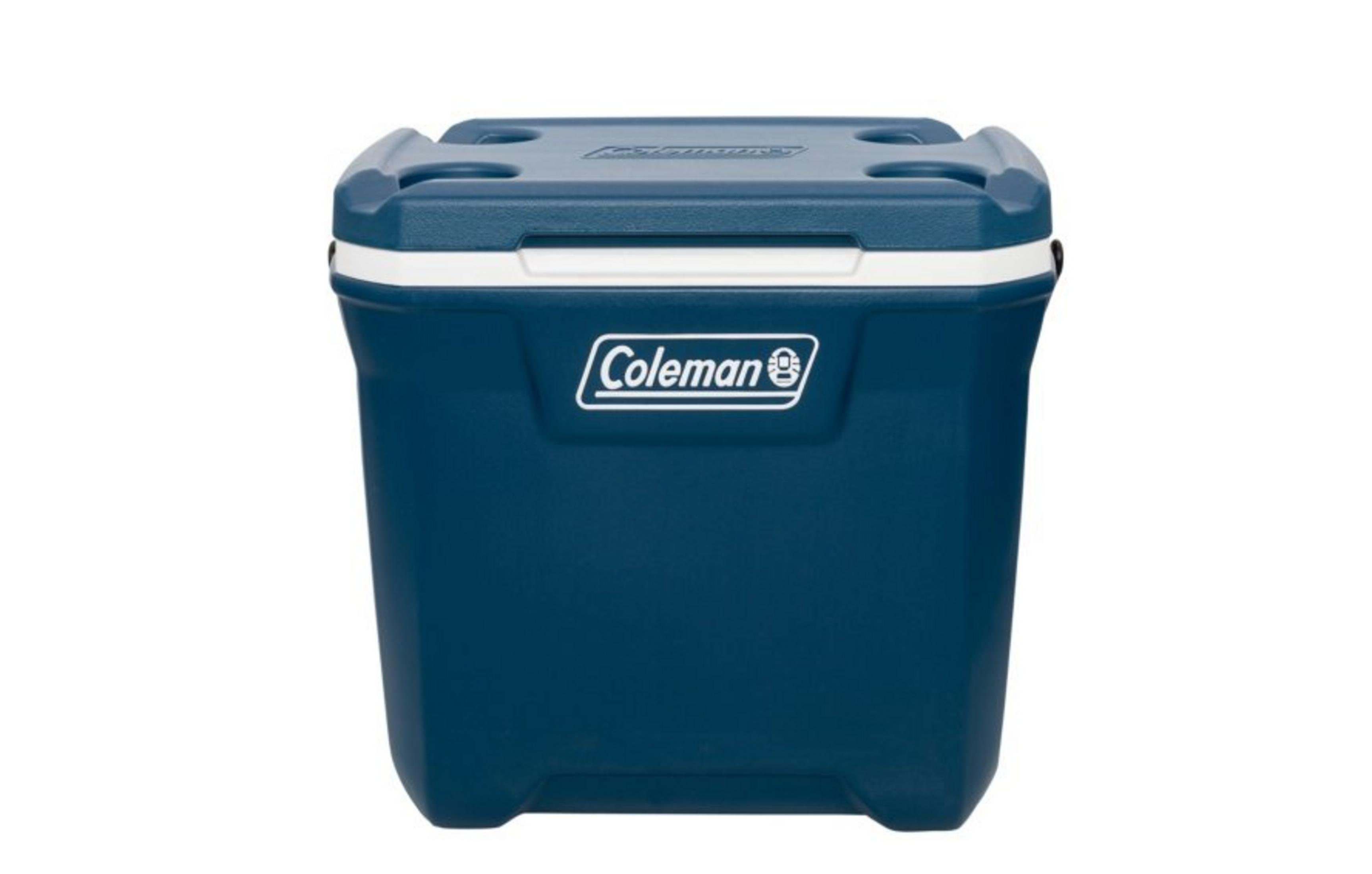 Ein dunkelblauer Coleman-Kühlbox mit weißem Streifen und Becherhaltern.