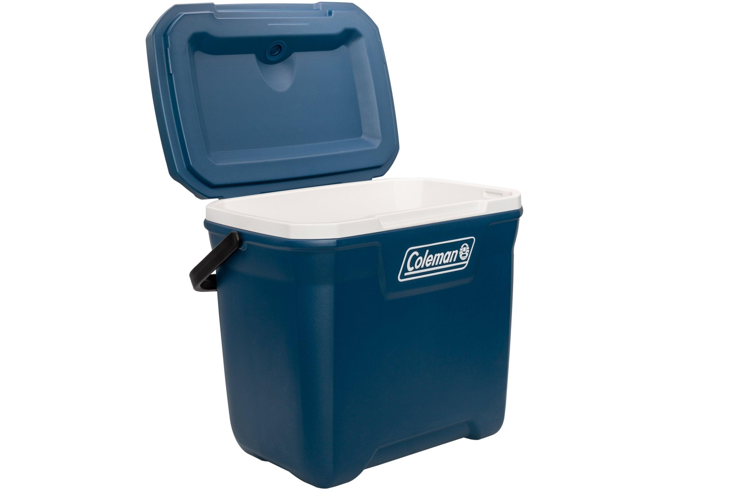 Eine dunkelblaue Coleman-Kühltasche mit geöffnetem Deckel steht auf weißem Hintergrund.