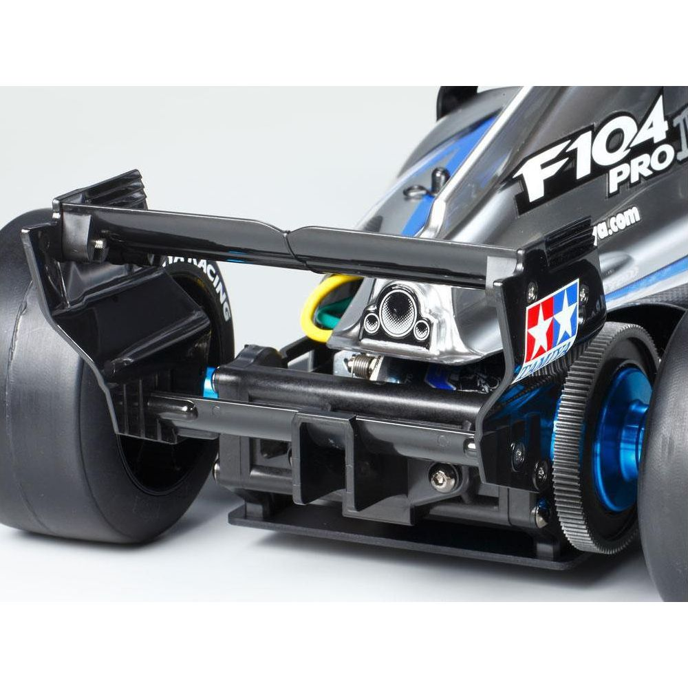 Gros plan de la voiture RC F104 Pro, aileron arrière et roue.