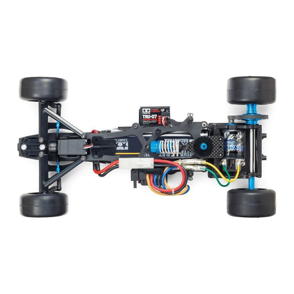 Un châssis de voiture télécommandée avec des accents bleus et des roues noires.