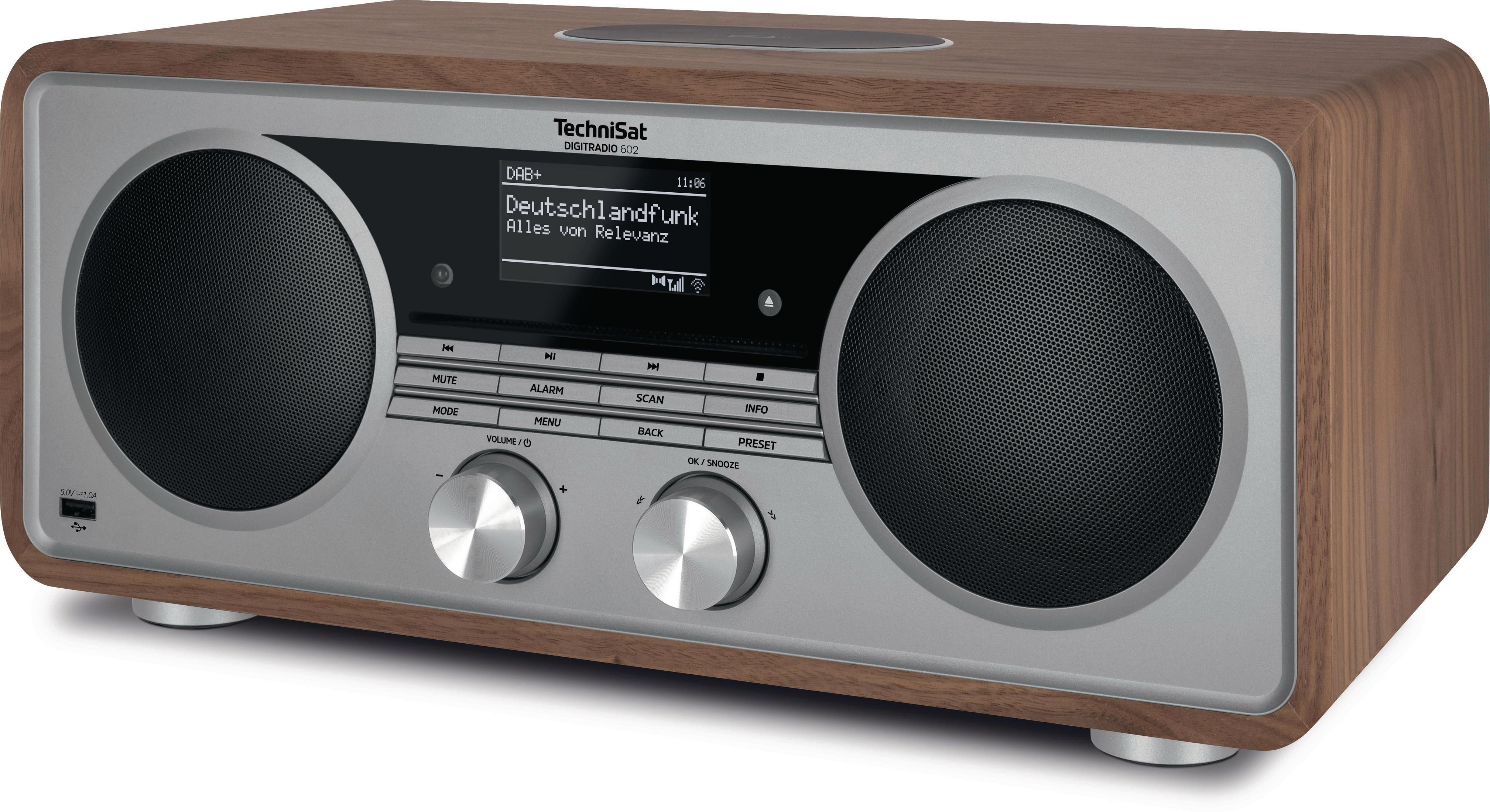 Radio en bois avec deux haut-parleurs, écran affiche station DAB+.