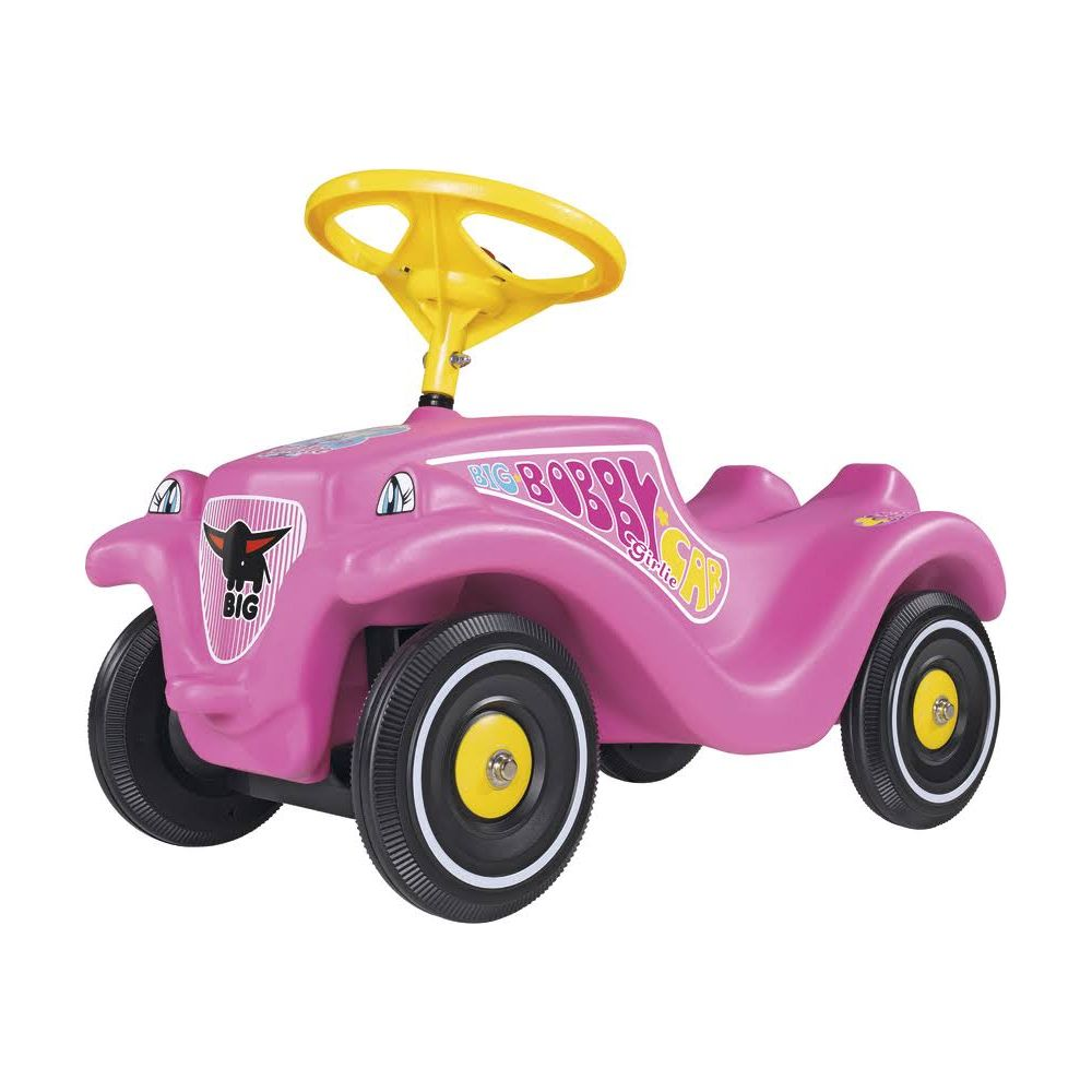 Ein rosafarbener BIG Bobby Car mit gelbem Lenkrad steht auf weißem Grund.
