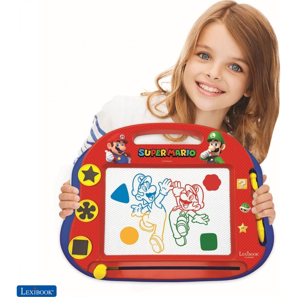 Una niña sostiene una pizarra de dibujo rojo-azul con personajes y dibujos de Super Mario.