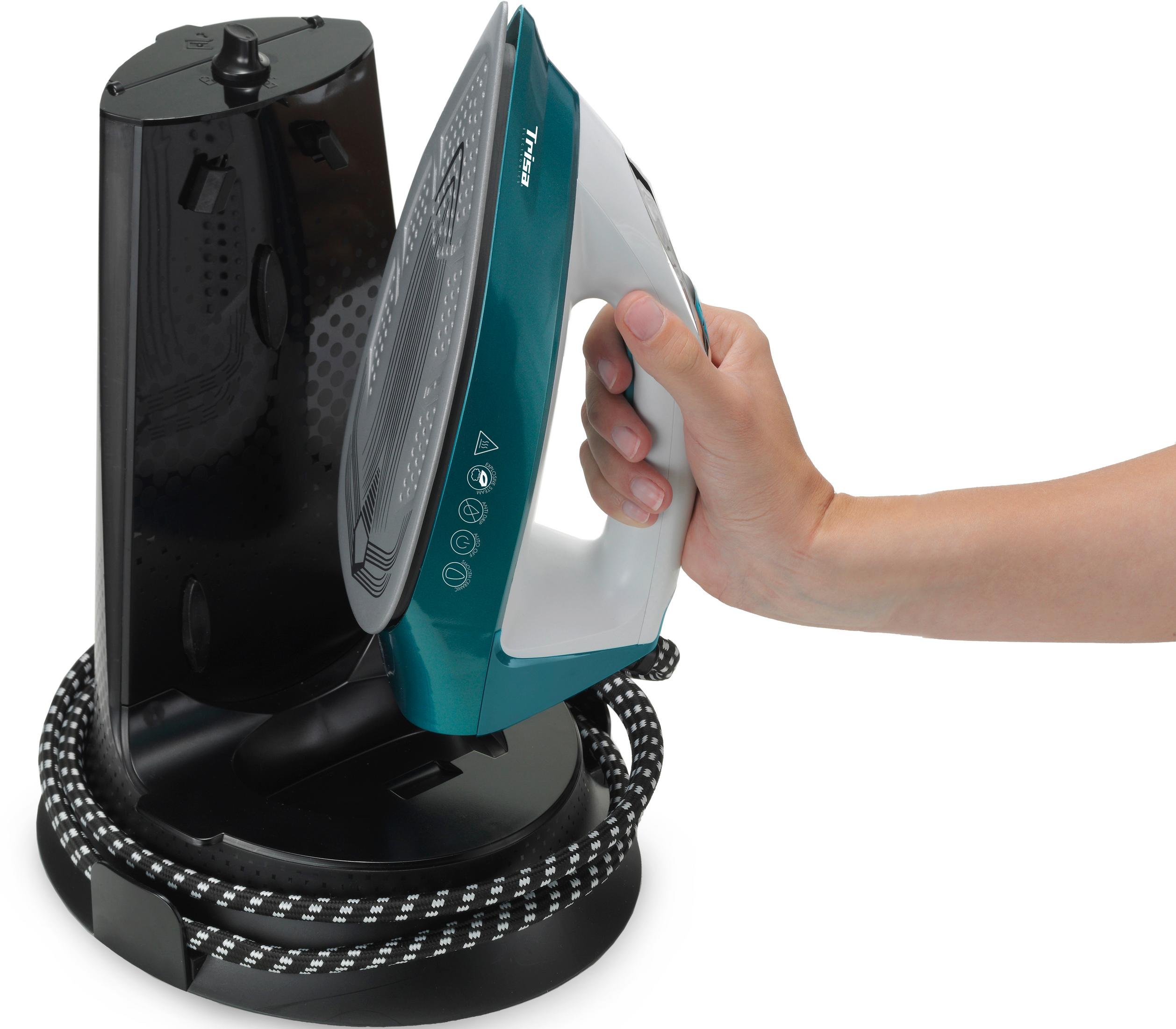 Eine Hand hält ein Bügeleisen über einer Ladestation mit Kabel.