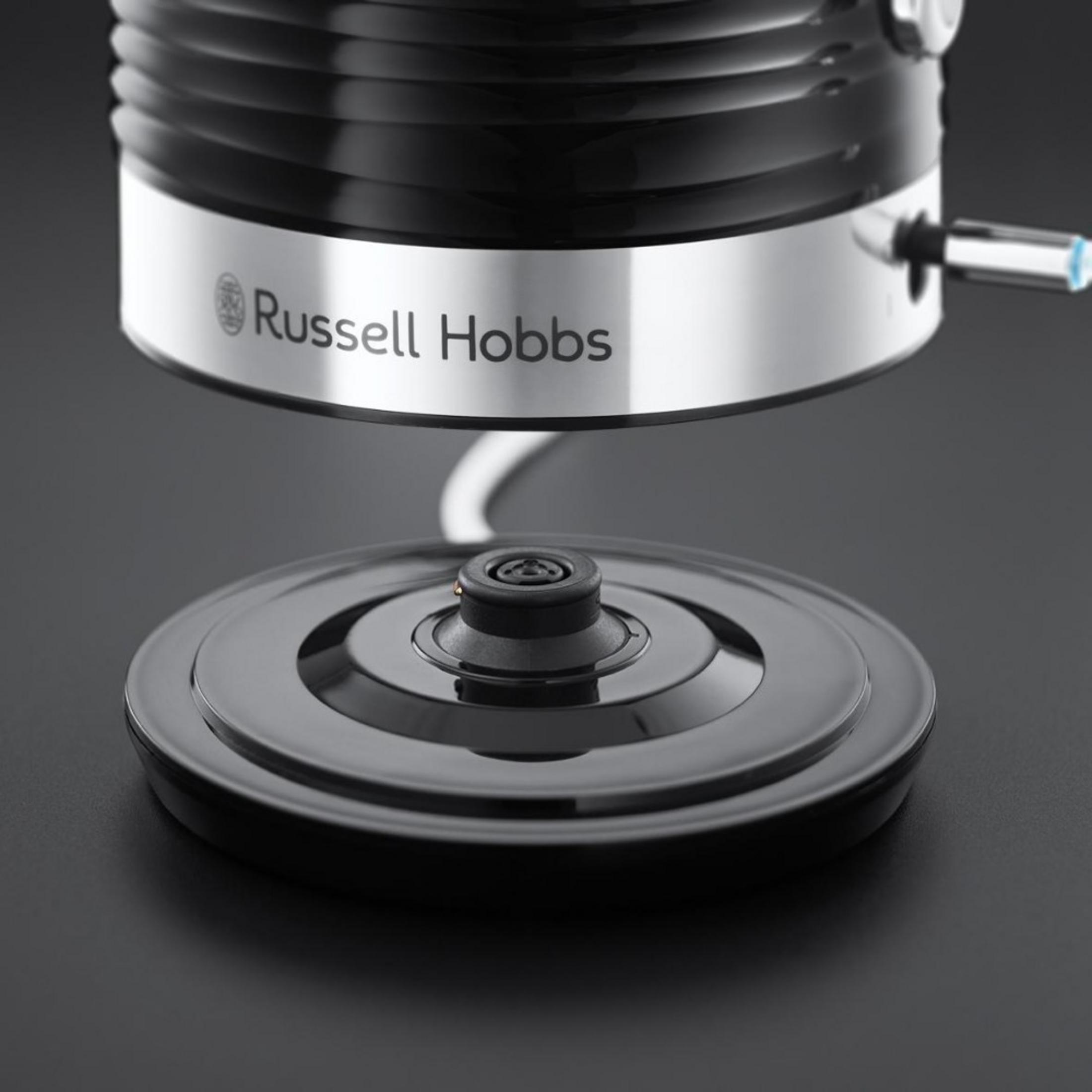 Czajnik elektryczny Russell Hobbs na czarnym tle.